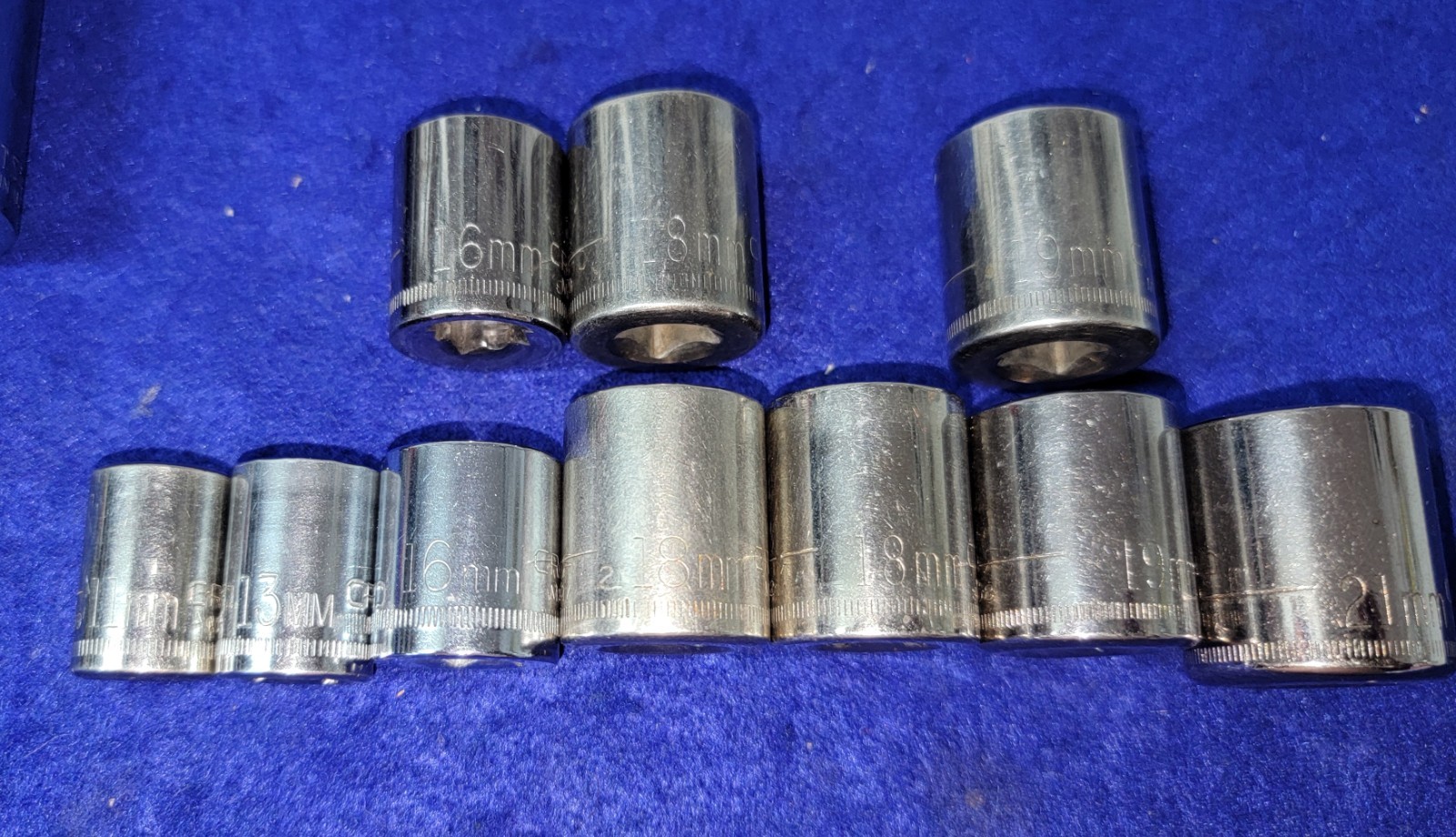 CRAFTSMAN 3/8″ Drive 6PT, 8PT and 12PT METRIC & SAE Sockets (19-pieces) USA