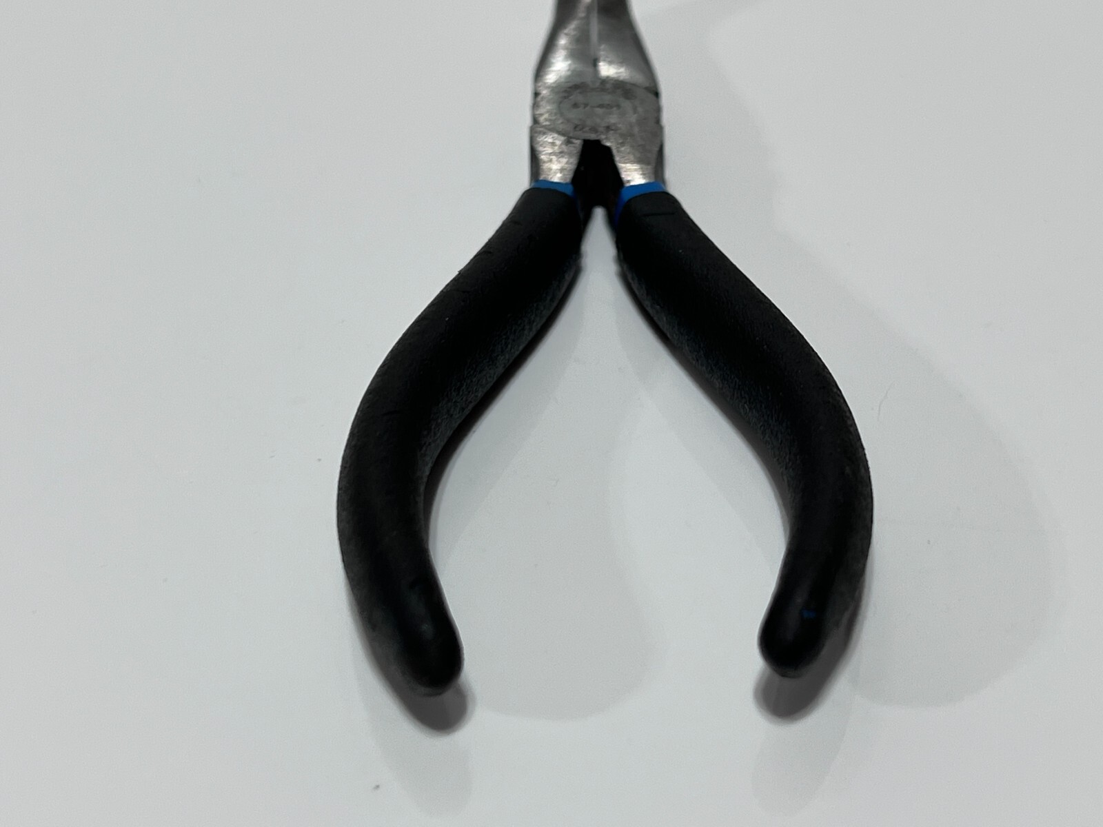 Armstrong Tools USA Made 67-401 Bent Nose Needle Nose Pliers – Black/Blue Grip