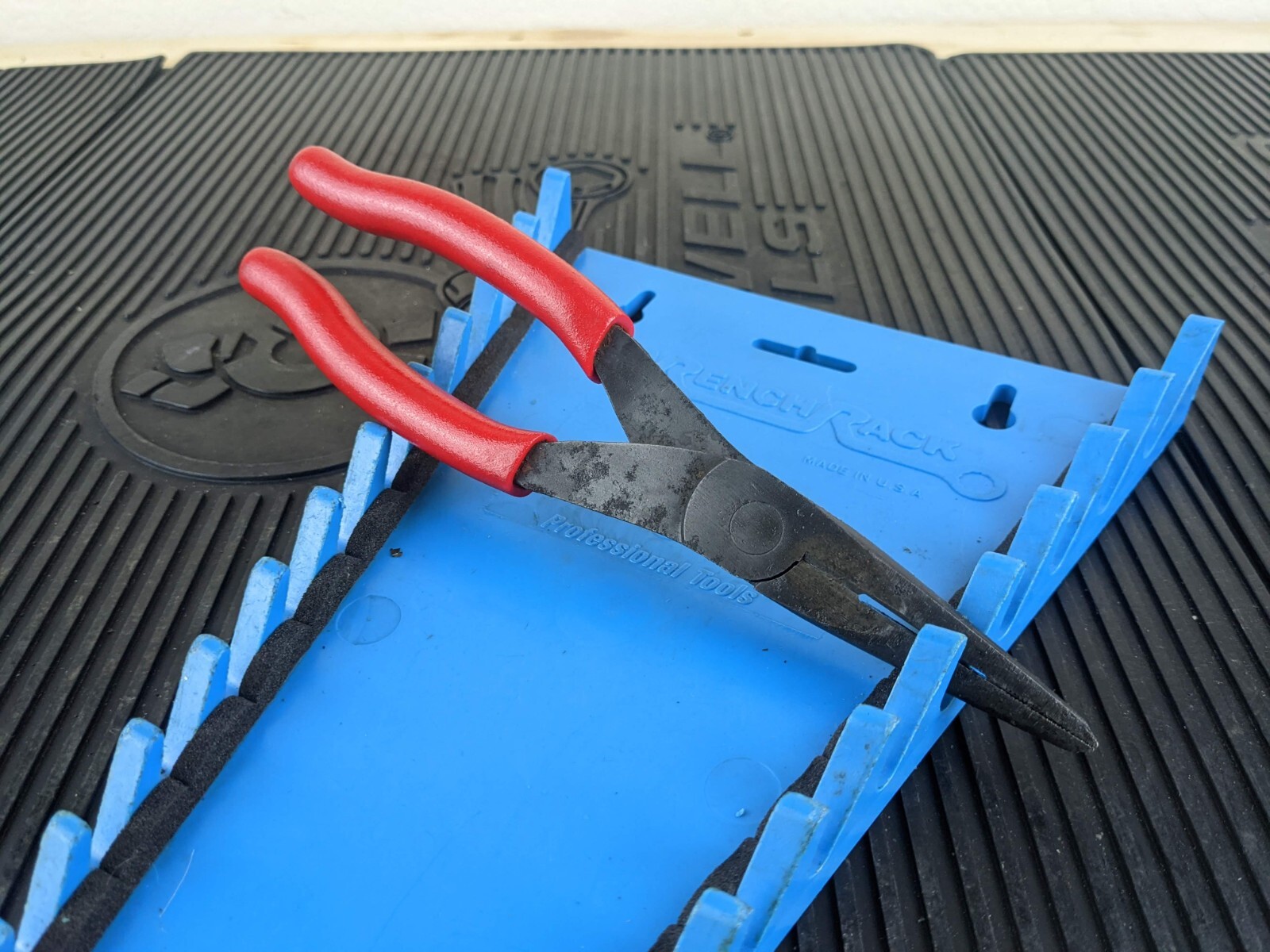 #am833 Snap-On 8″ Talon Grip Needle Nose Pliers Red 196CF
