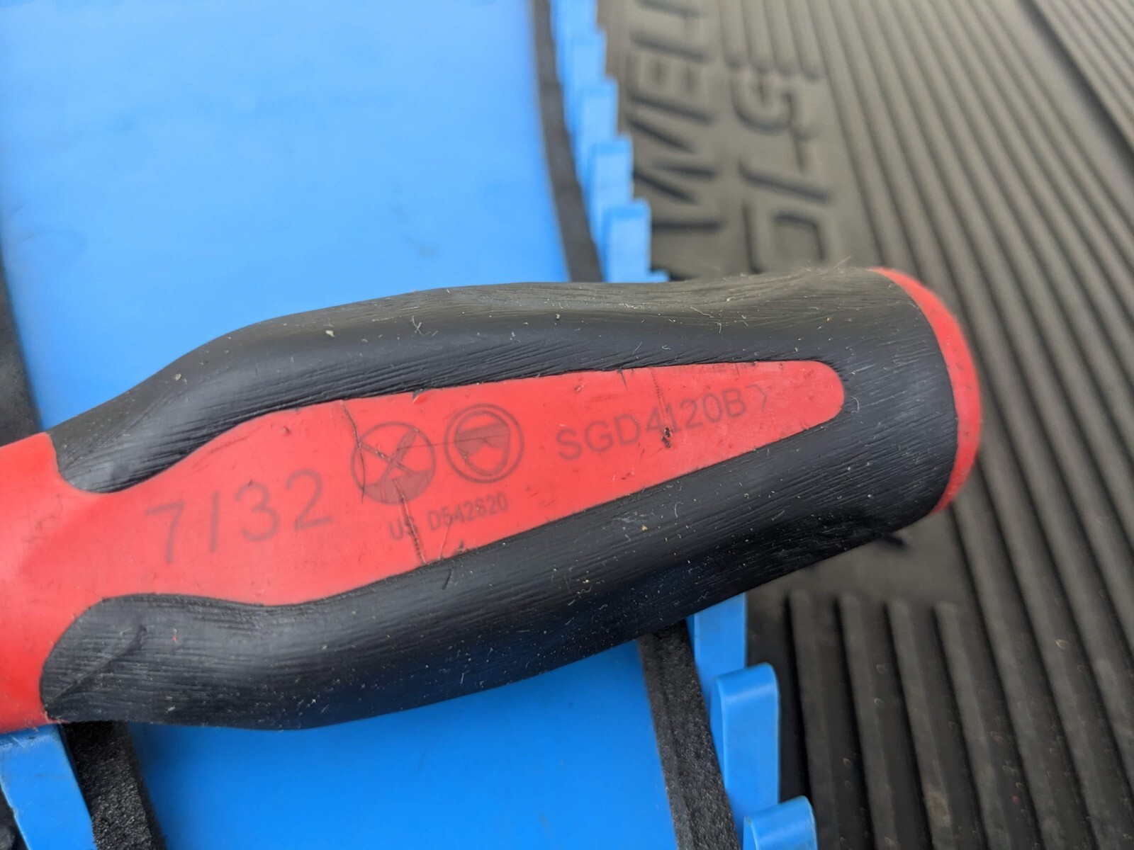 #bd747 Snap-on USA RED Soft Grip for 7/32″ Flat Cabinet Screwdriver SGD4120BR