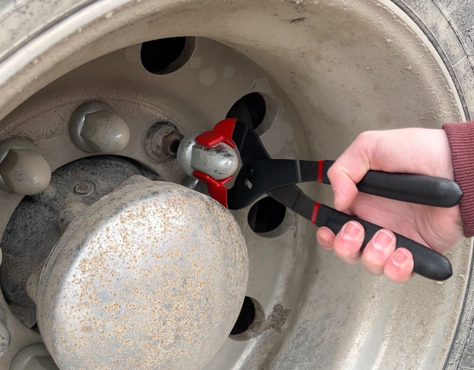 Lisle 51330 Adjustable Lug Nut Cover Remover for Heavy-Duty Trucks and Trailers
