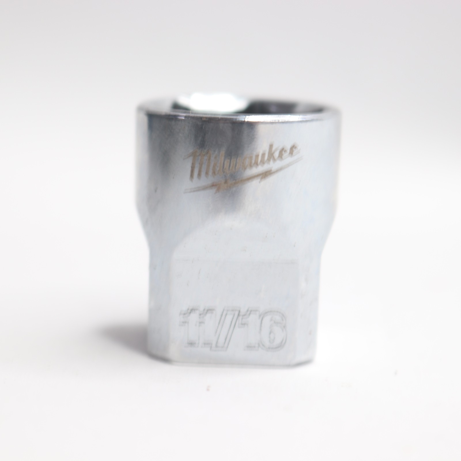 Milwaukee Shallow Standard Socket w/ 4 Flat Sides 6-Point 3/8″ Drive 11/16″
