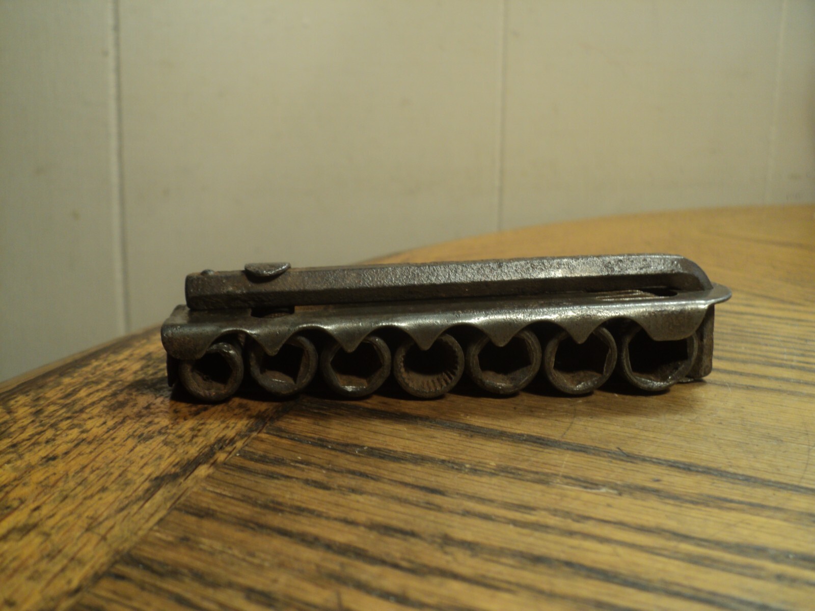 Vintage 8 Pc. Socket Set Tool w/ metal Case 3/16″ To 1/2″ Unbranded