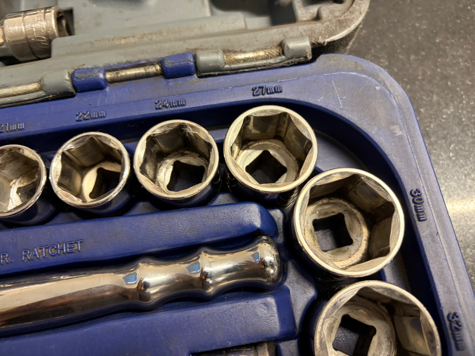 Blue Point 33 pc 1/2″ Drive SAE/Metric General Service Socket Set BLPGSS1233