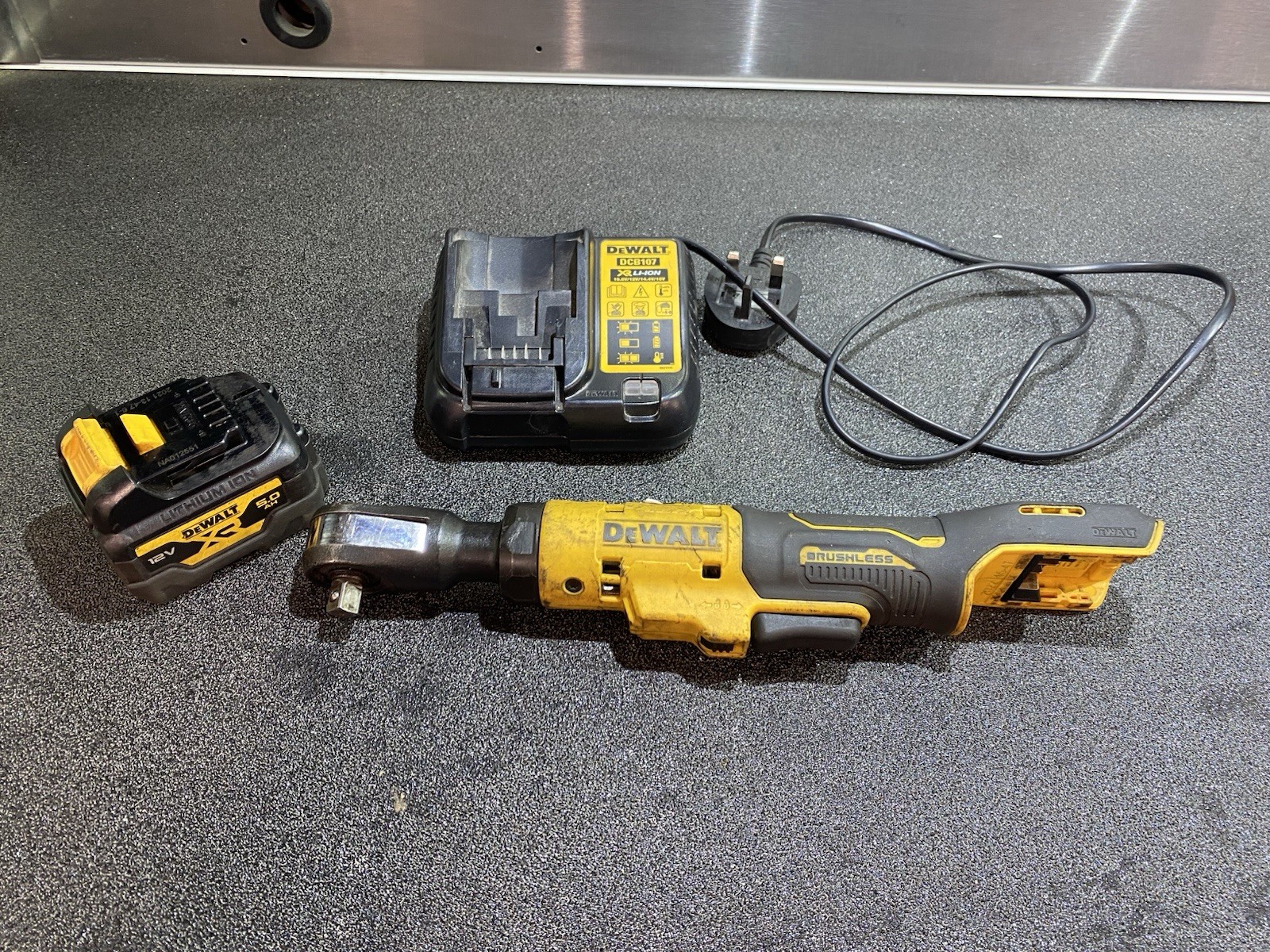 DeWalt 12V XR Brushless 3/8″ Ratchet Kit 5.0ah Fuel-Resistant Housing LED