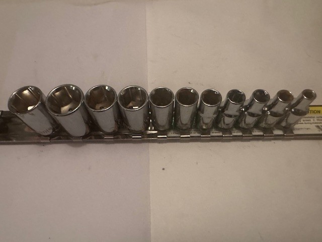 NEW – OPEN BOX CRESCENT 22 PC 1/4″ DRIVE 6 POINT METRIC / SAE SOCKET SET W/ RAIL