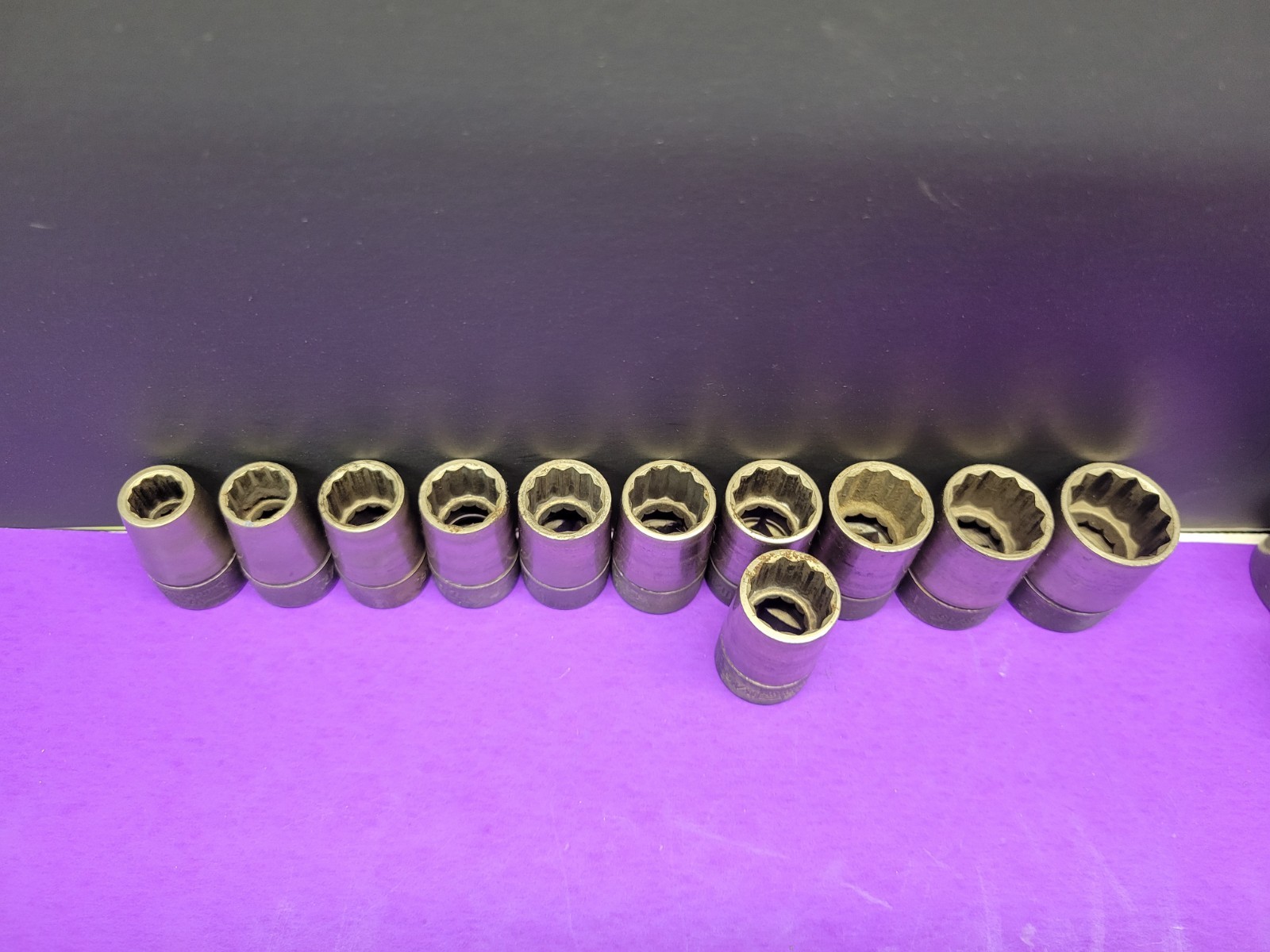 16 VINTAGE WARD’s 1/2 DRIVE SHALLOW SOCKET SET 12PT. 7/16″-7/8″ & 1″TO 1 1/4″