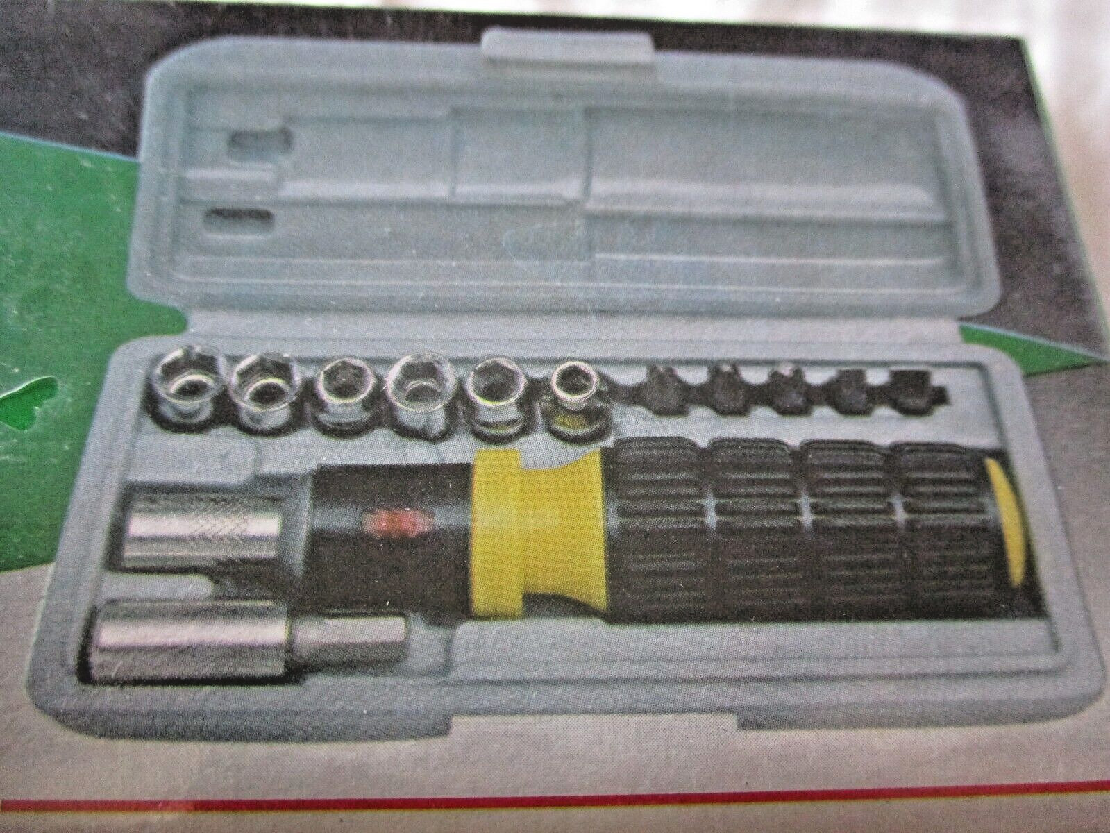 15pcs Pocket Size Screwdriver & Socket Set 1/4″ Drive Bit & Socket Set &Case