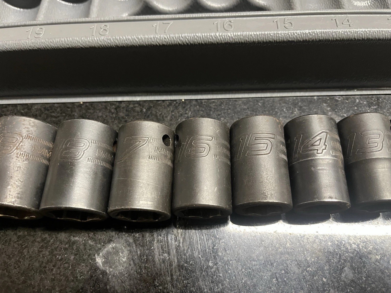 Snap On 15 pc 1/2″ Drive 6-Point Metric Flank Drive Shallow Impact Socket Set
