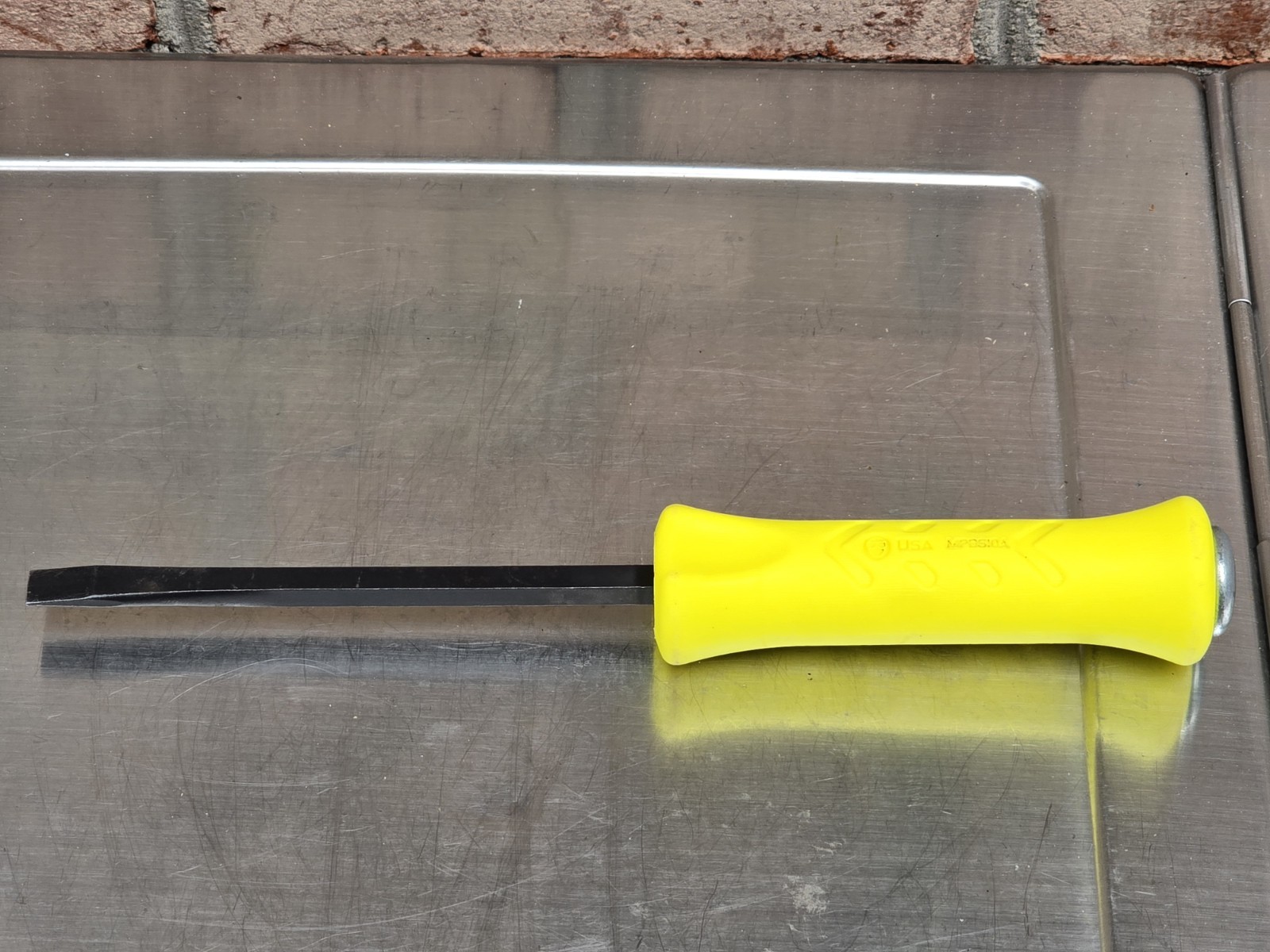 Snap-on HIVIZ 10″ Length Straight Blade Striking Prybar, Part# MPBS10AHV