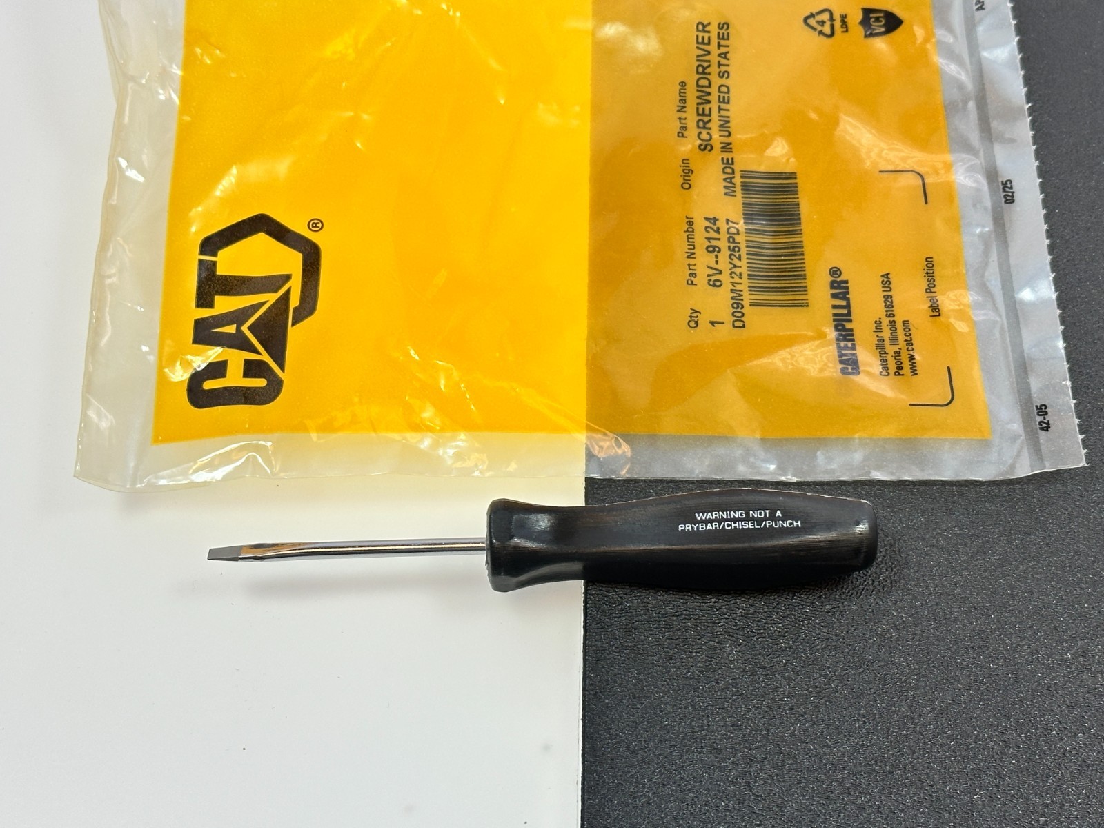 NEW Caterpillar CAT Tools USA 6V-9124 Slotted Black Handle Pocket Screwdriver