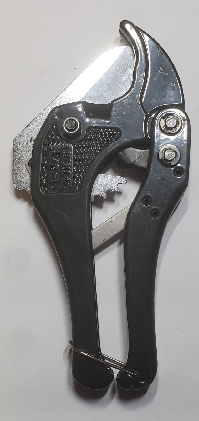 HAND RATCHETING TYPE PVC PIPE HOSE RUBBER CUTTER CUTS UP TO 1-5/8″ DIAMETER