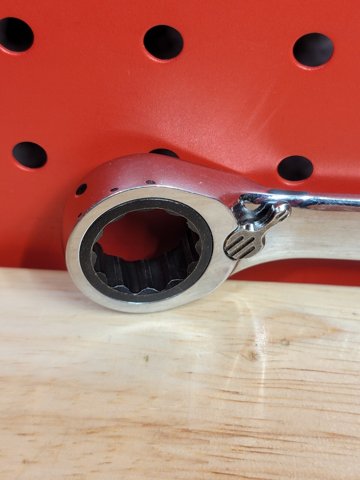GearWrench Reversible 11/16″ SAE 12-Point Ratchet Wrench