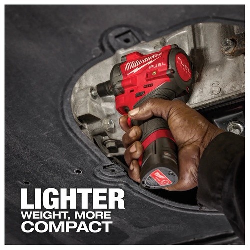 Milwaukee 2562-21 M12 FUEL Stubby 3/8″ Impact Wrench Kit, 550 Foot-Pounds