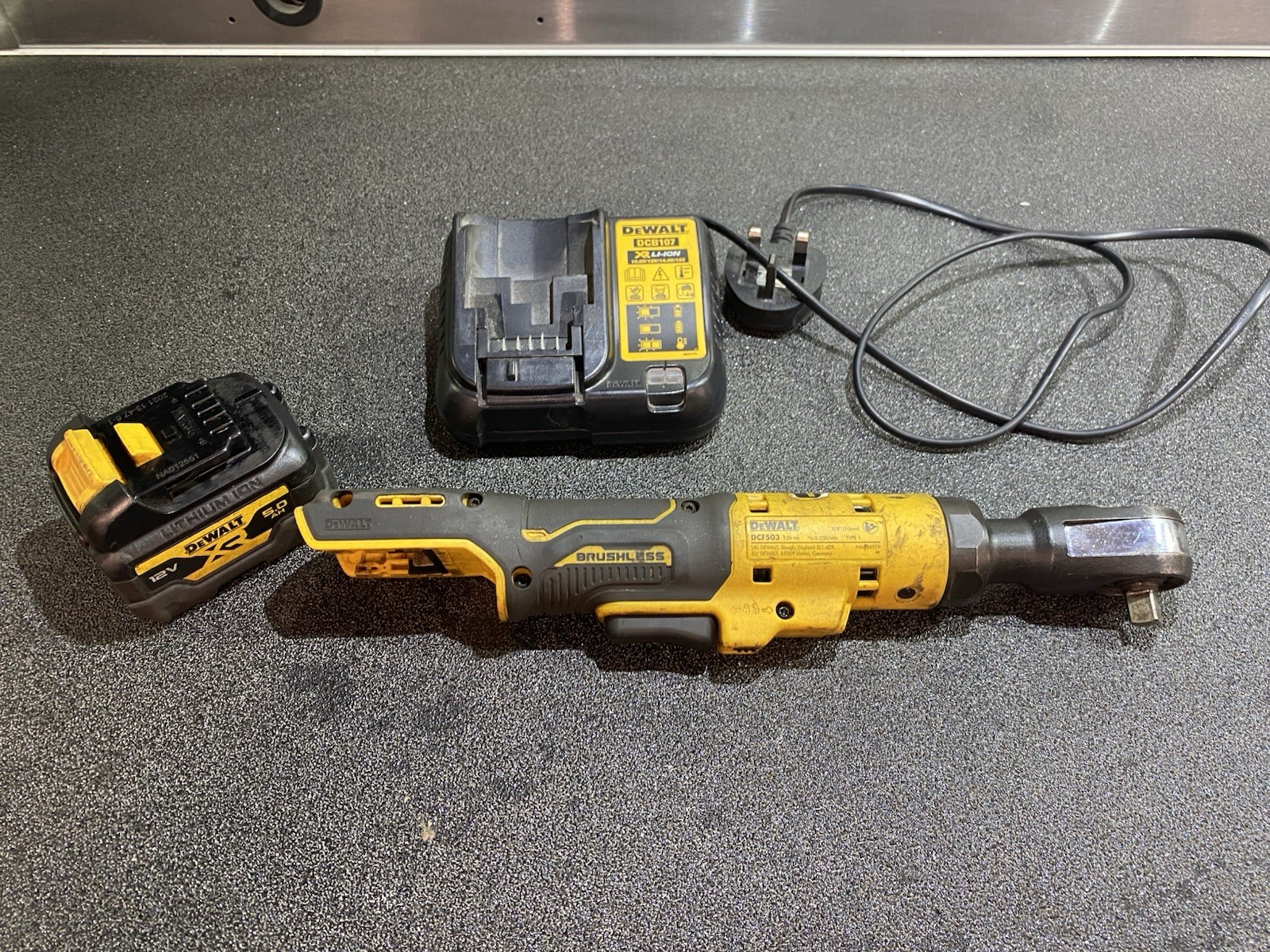 DeWalt 12V XR Brushless 3/8″ Ratchet Kit 5.0ah Fuel-Resistant Housing LED