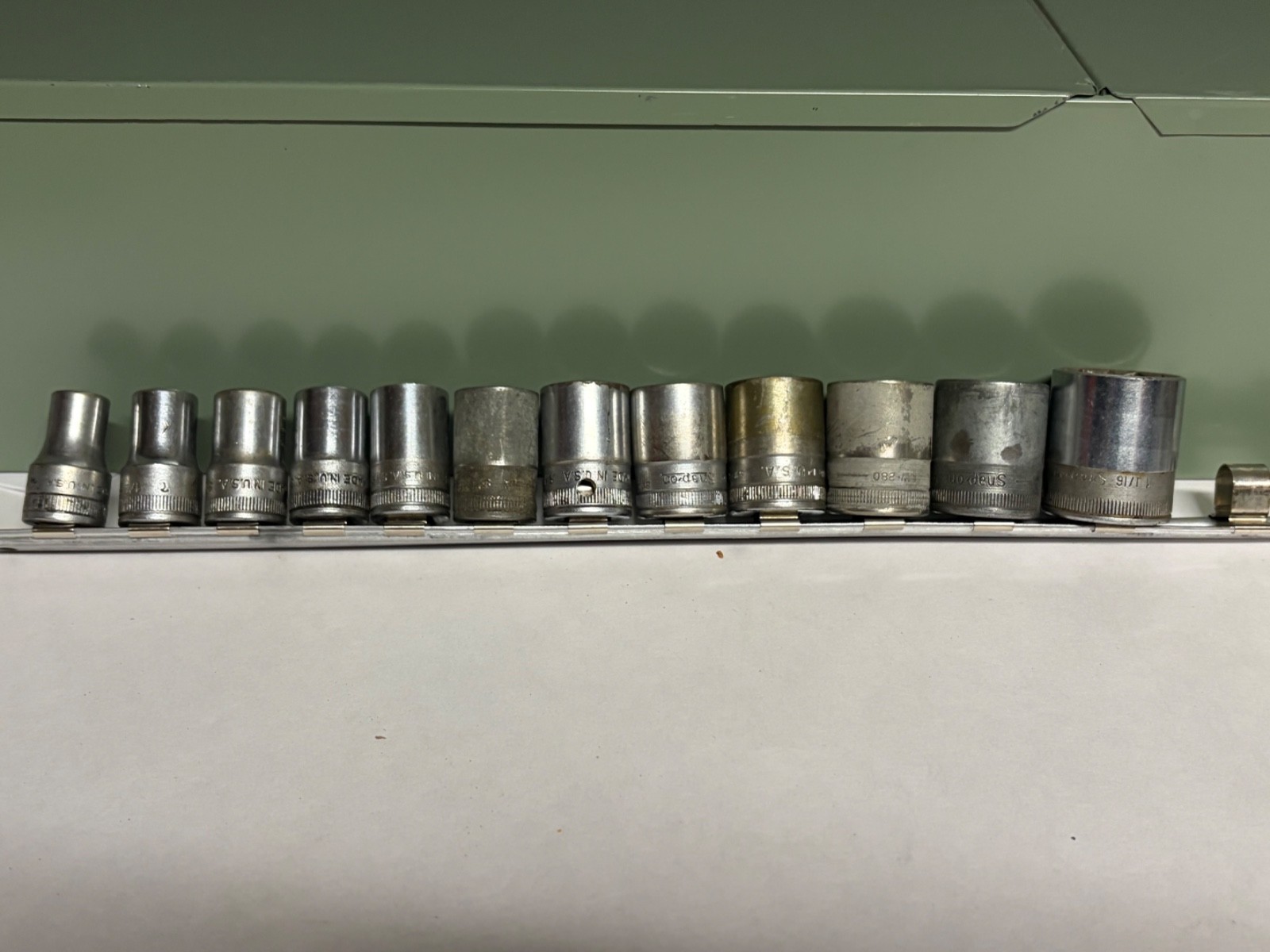 Vintage Snap-On 12 pc 1/2 Drive SAE 12 Point Shallow Sockets W/Metal Rack