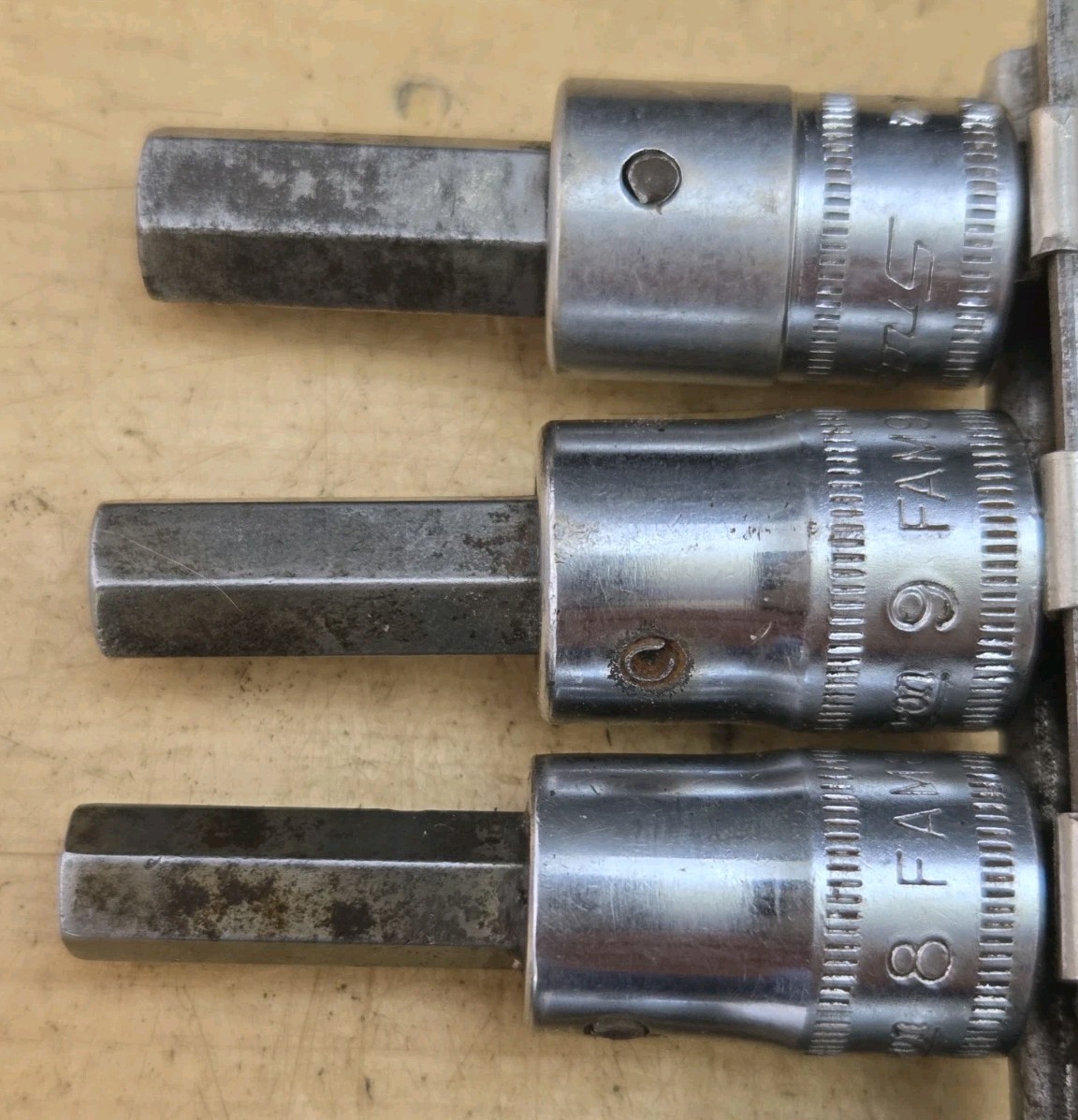 Snap On 207EFAMY – 3/8″ Drive 7 Pc Metric Standard Hex Bit Socket Driver Set