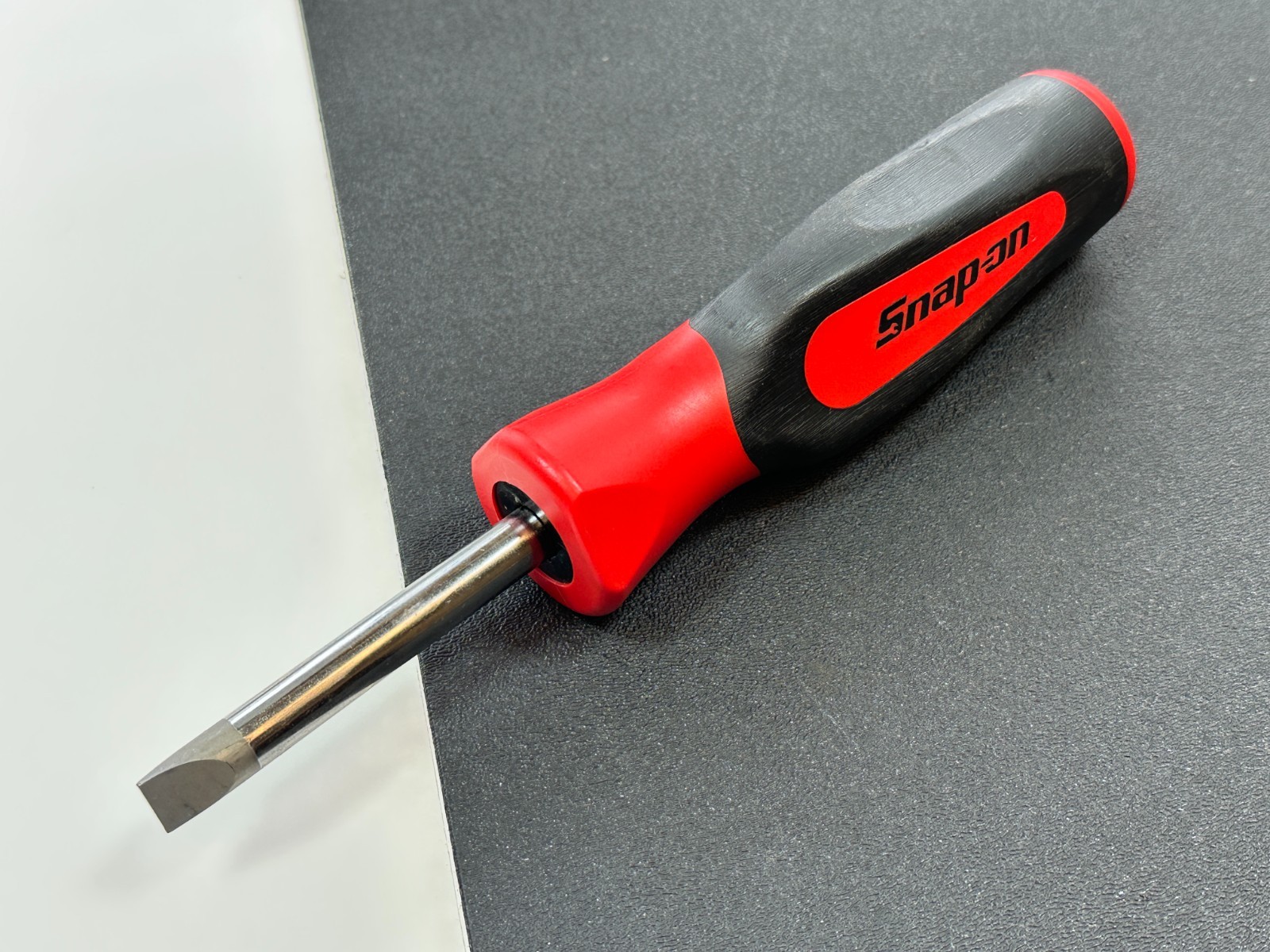 Snap-on USA Medium 3/8″ Marine Aircraft Plug FLAT Slot Screwdriver RED Soft Grip