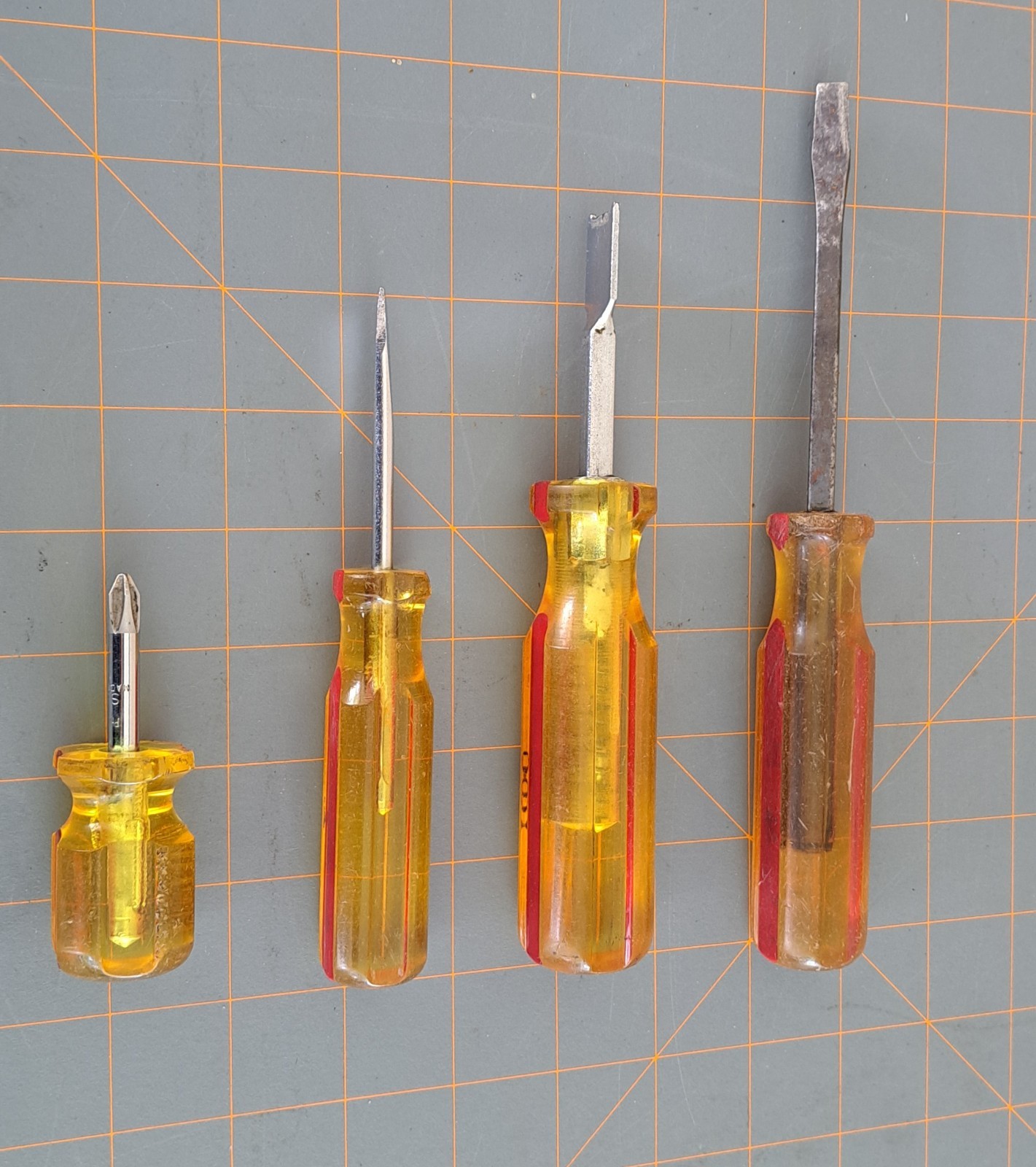 Vtg Mac Tools Lot of 4 Screwdrivers Gasket Scraper Awl Amber Red Handle