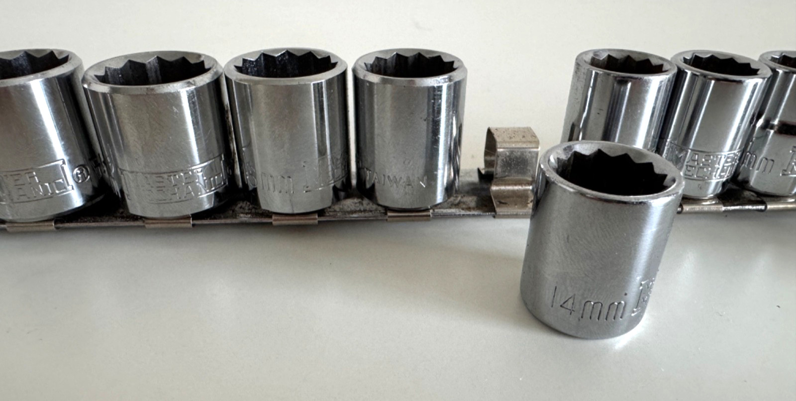 Master Mechanic 13 Piece Metric Socket Set 7-19MM Complete w/Holder 3/8″ 12 PT