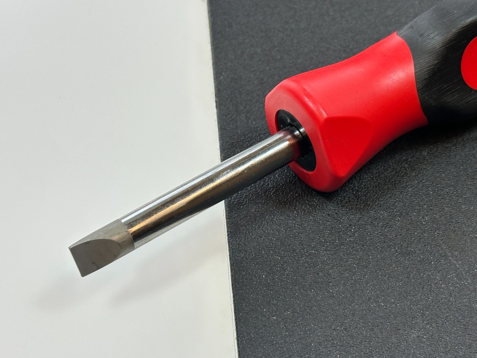 Snap-on USA Medium 3/8″ Marine Aircraft Plug FLAT Slot Screwdriver RED Soft Grip