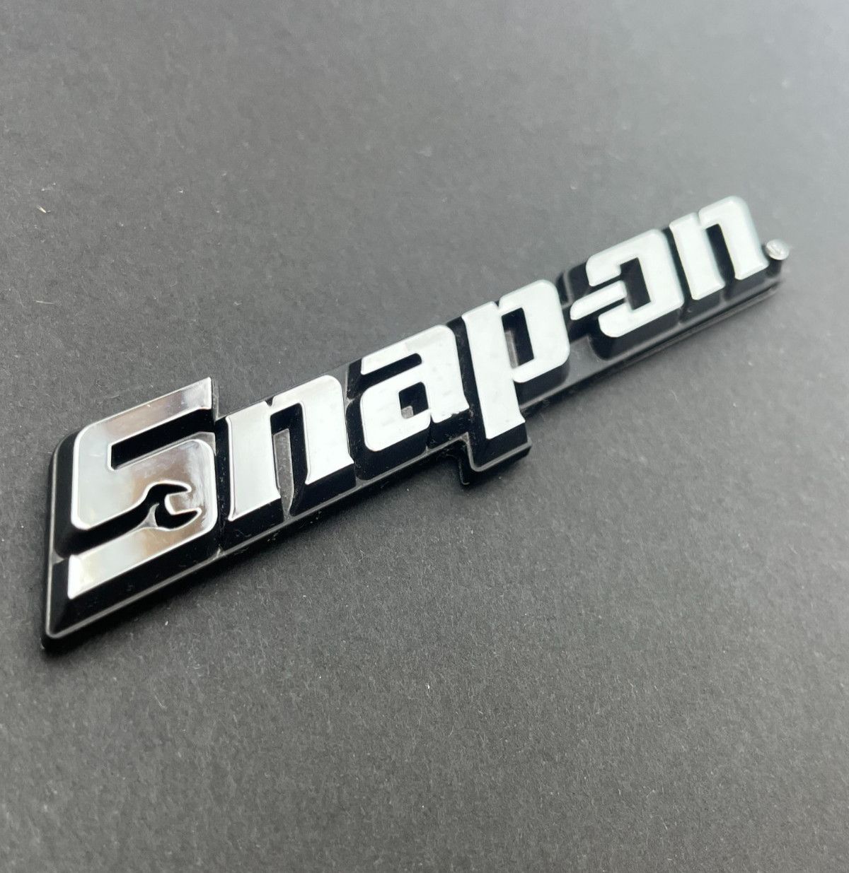 SMALL SNAP ON TOOLS TOOLBOX ROLL CAB CHROME BLACK 3D EMBLEM 115mm