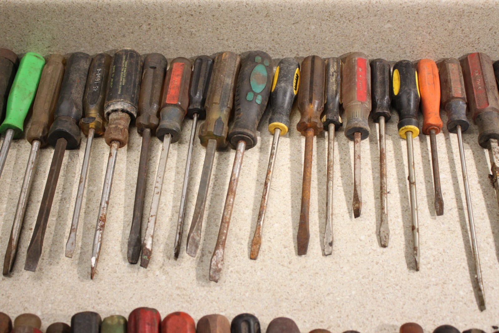 Lot Of Various Size Flat Head & Phillips Head Screwdrivers Vintage Old Tools9357