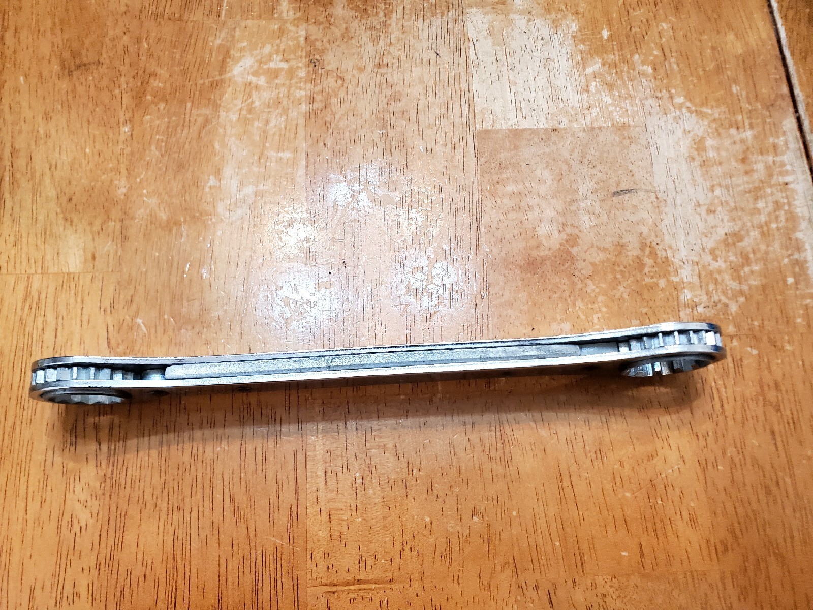 Mac Tools 13/16″ 12PT-15/16″ Spline End Chrome Ratcheting Wrench RBW-35-ES126