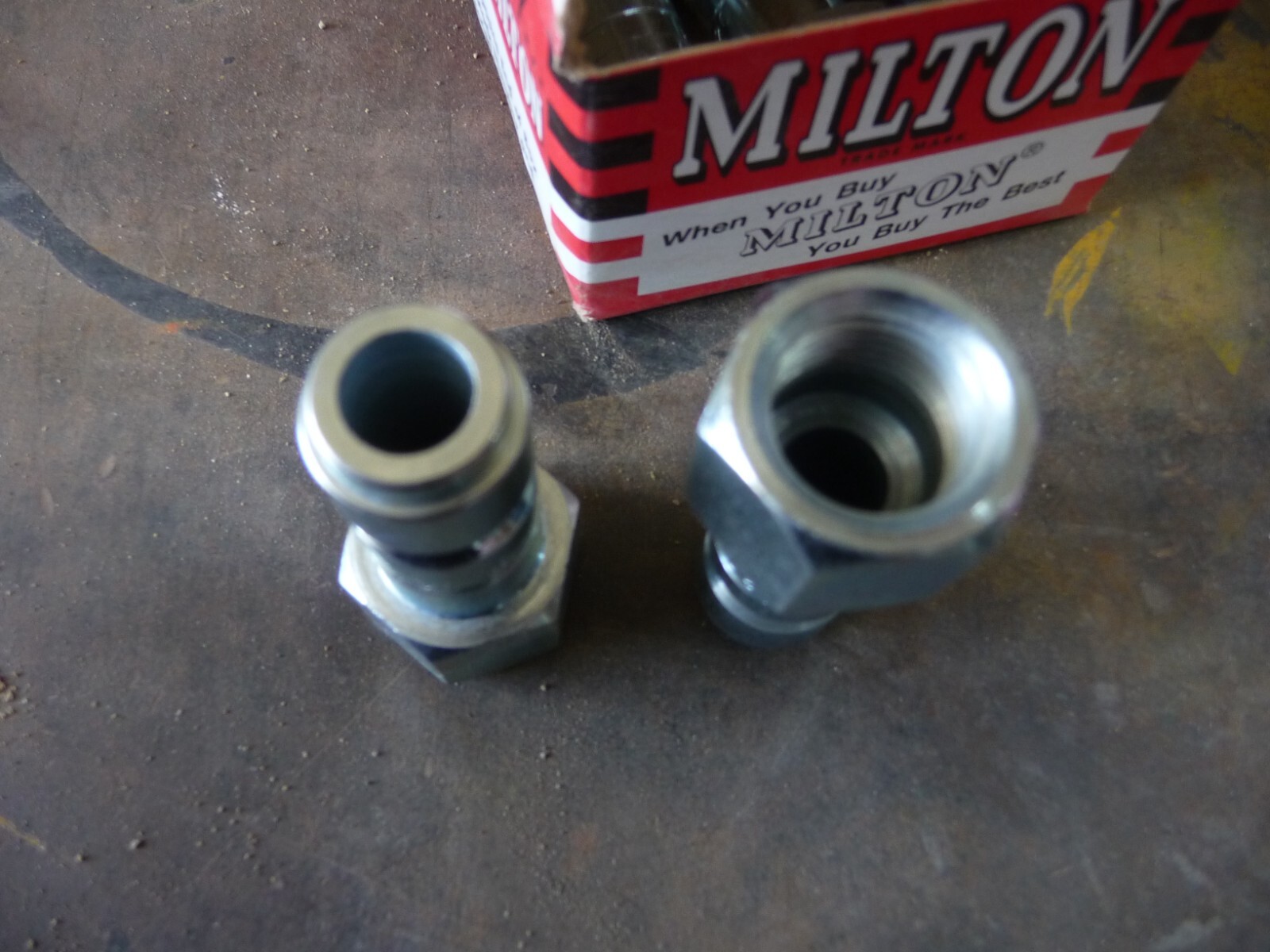 Milton Industries 1820 3/8″ NPT Female G-style Plug Box of 5