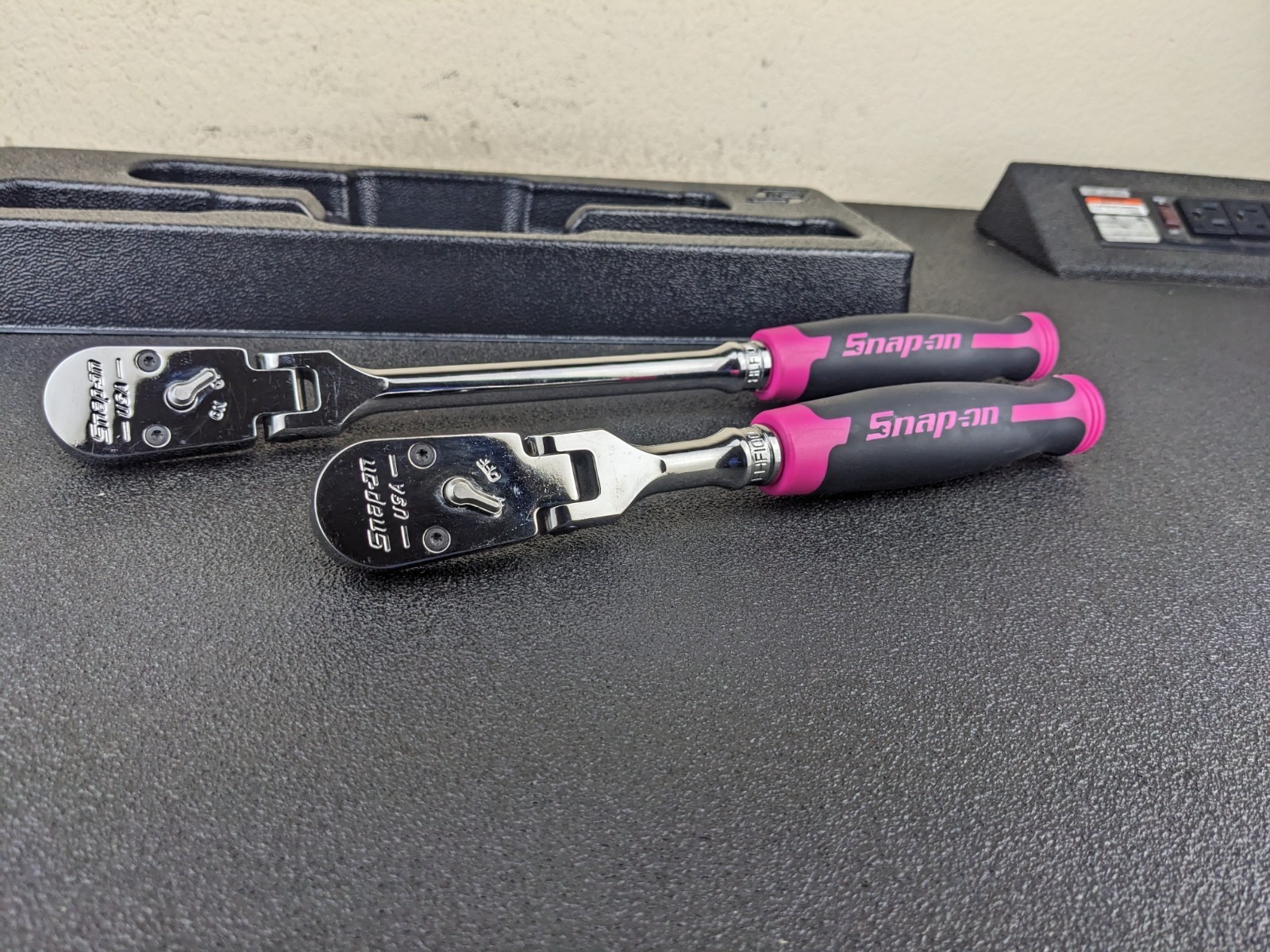 #bn677 Snap On Tools NEW 3/8″ Drive Flex Ratchet Pink Soft Handle Fhlf100 Fhf100