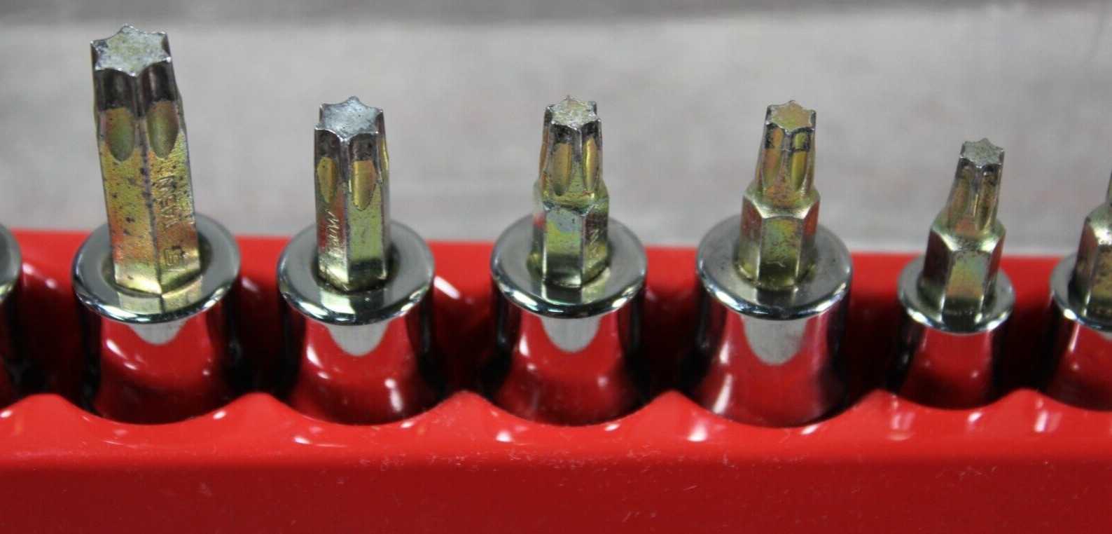 Snap On 209EFTXBY 9 Pc 3/8″ & 1/4″ Drive TORX Bit Socket Set & Mag Tray #I-5922