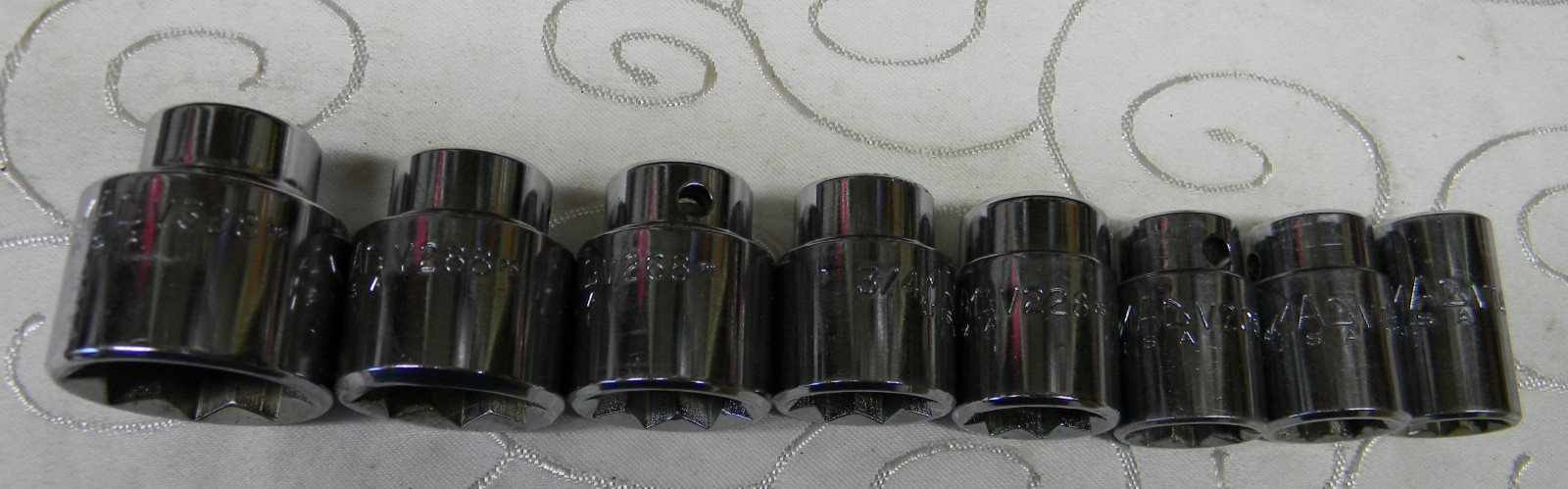 MAC TOOLS 1/2″ DR 8PC SAE 8PT CHROME SOCKET SET IN METAL TRAY #SV108TR 1/2″-1″