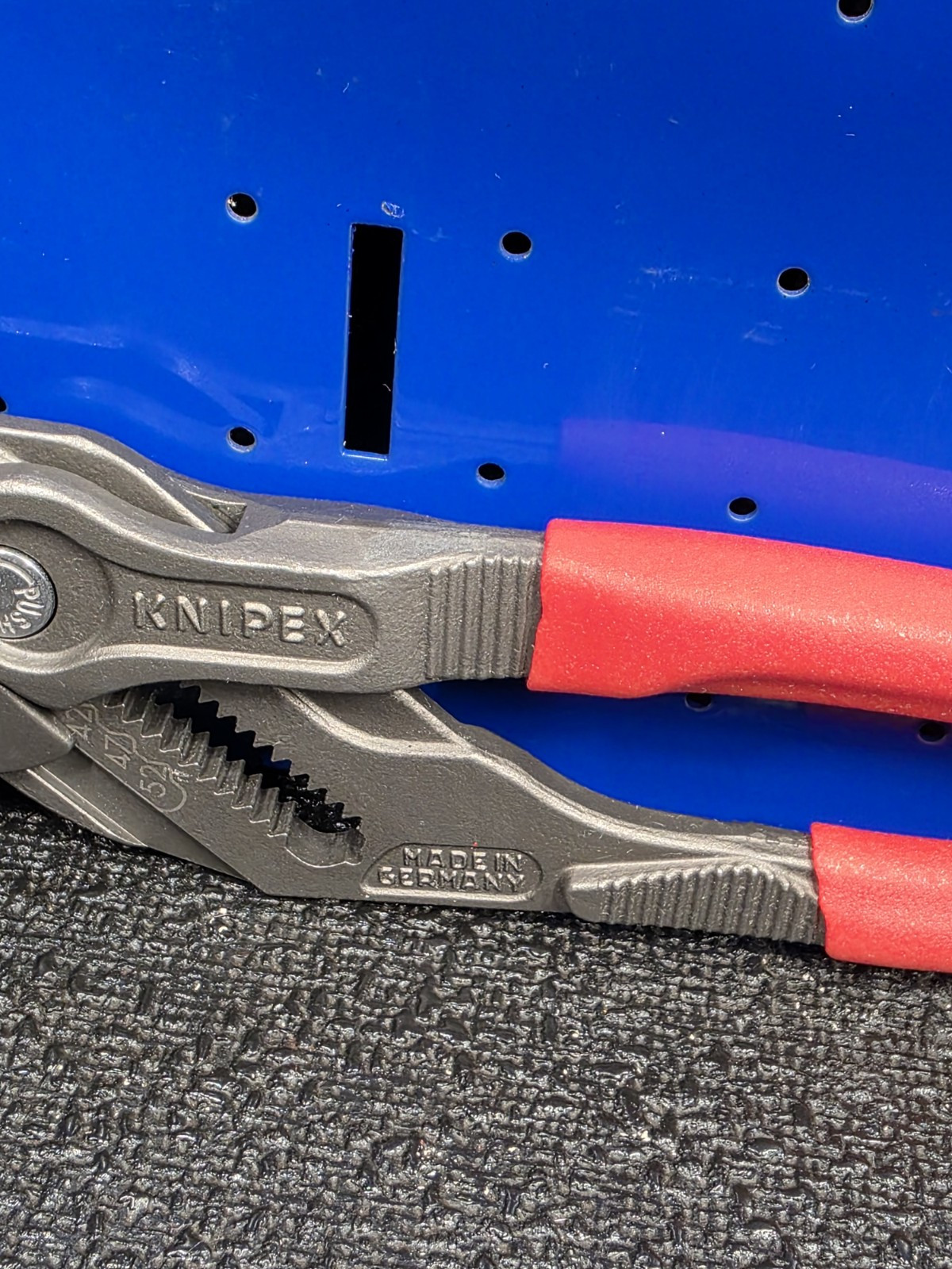 Knipex 86 01 250 Red 10″ Adjustable Pliers Wrench 2″ Jaw Opening No Pinch Handle