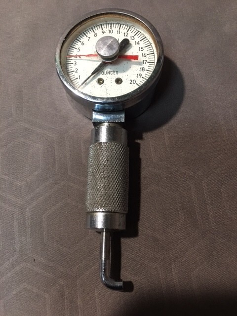 Kent-Moore #J-9661-1, 0-20 ounces 1 1/2″ pull gauge with red resettable marker