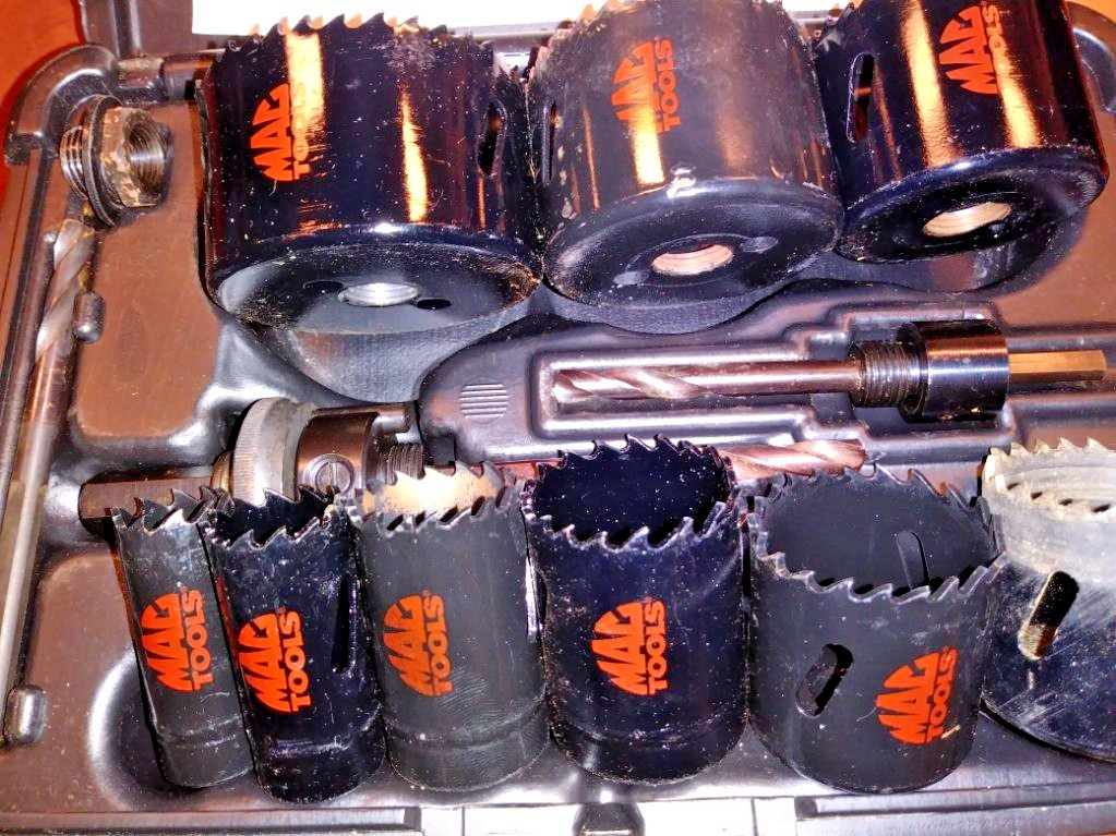 MAC-TOOLS 13 PIECE HOLE SAW KIT NUMBER HS9596B WITH CASE EXCELLENT CONDITION