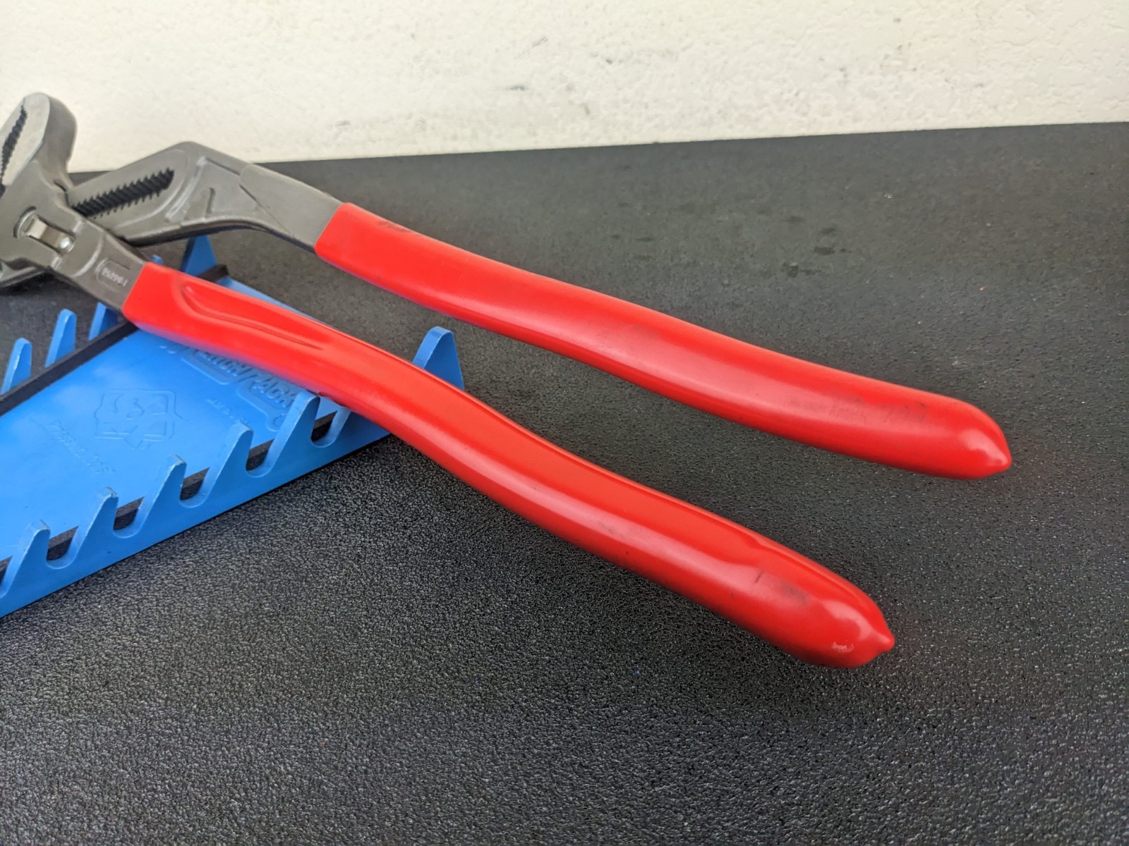 #bm389 Knipex 8701560 22″ Cobra self gripping pliers