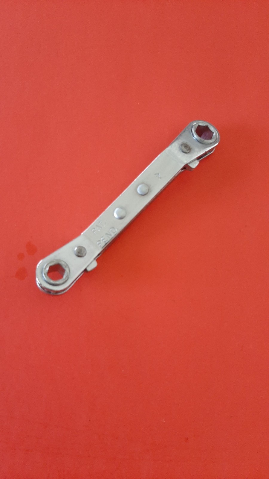 Craftsman USA ROW810 1/4″ x 5/16″ Offset Ratcheting Box Wrench 6pt Point