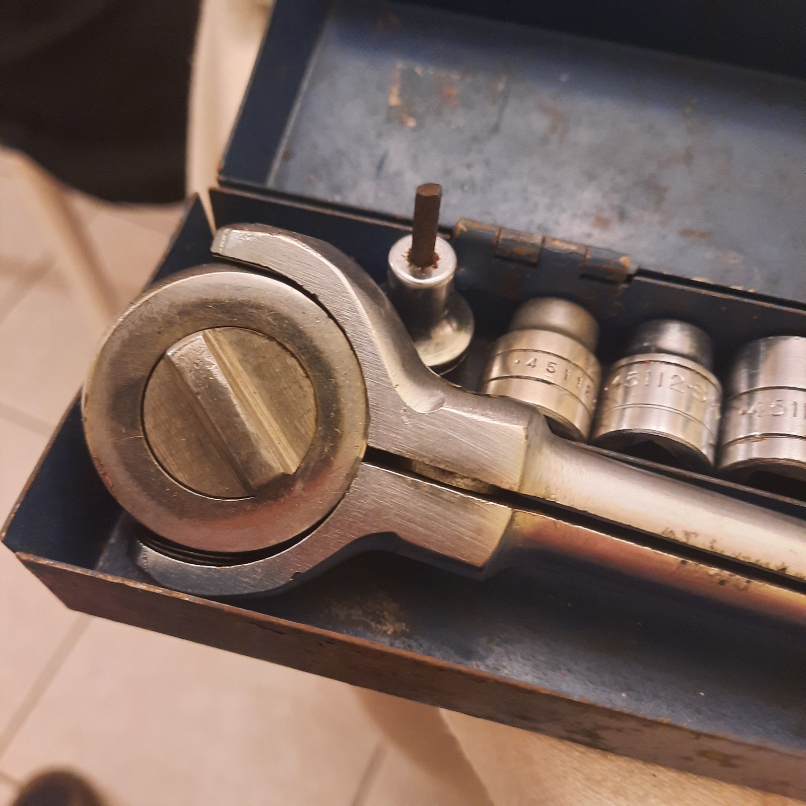 S-K Rotating Swivel Head Ratchet + 10 Pc Sockets. USA. In Metal Case. See Desc.