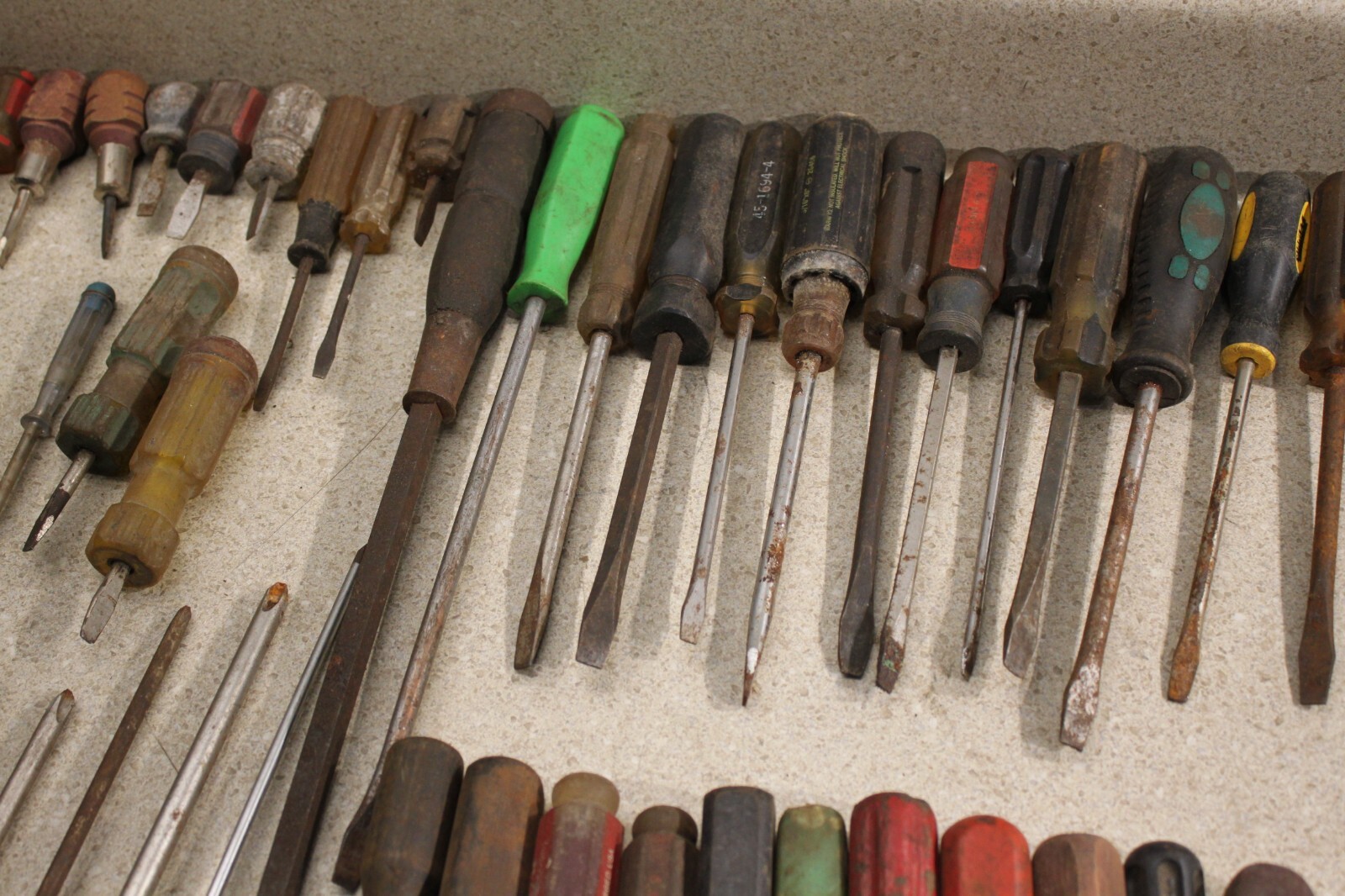 Lot Of Various Size Flat Head & Phillips Head Screwdrivers Vintage Old Tools9357