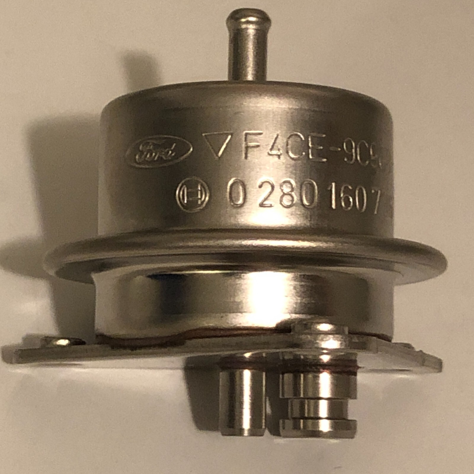 NOS FORD OEM 5.0L 5.8L 7.5L Fuel Pressure Regulator Kit F4CZ-9C968-A Complete