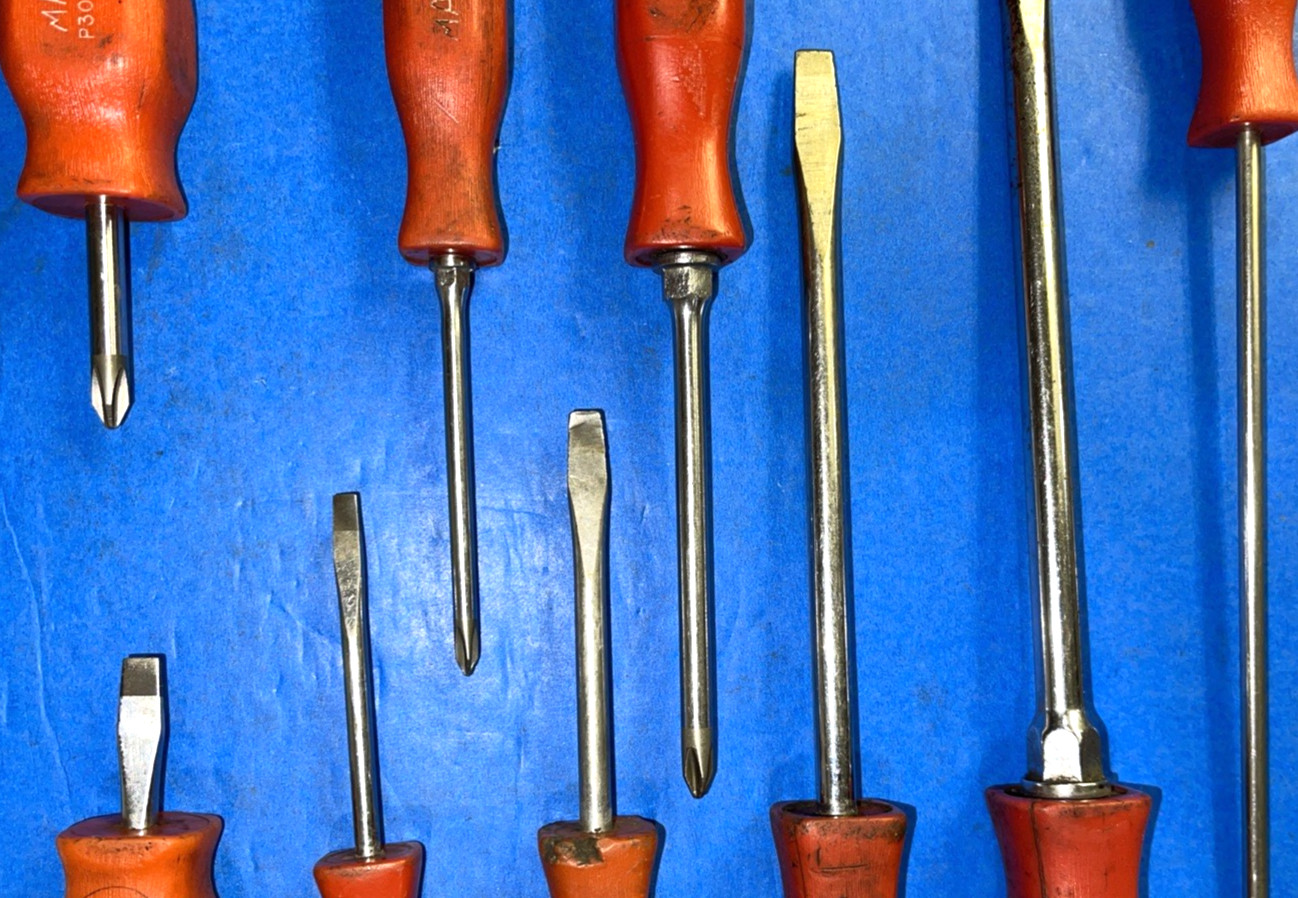 MAC TOOLS VINTAGE 9 PIECE ASSORTED RED HARD HANDLE SCREWDRIVER SET
