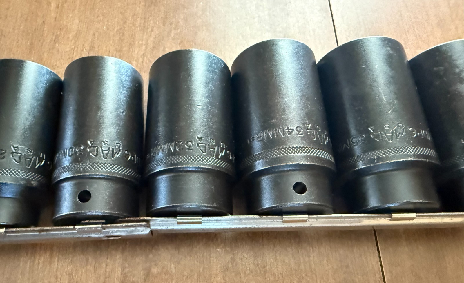 Mac Tools 24-PC. 1/2″ Dr. Metric Deep Impact Socket Set SVDPM246CBR & Tool Bag