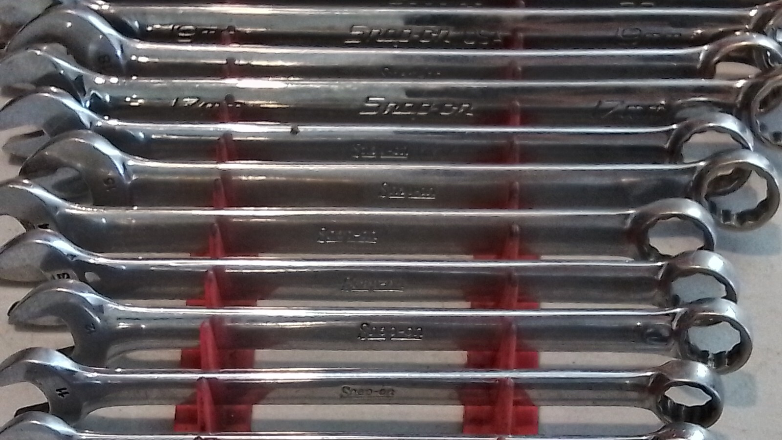 SNAP ON 13 PIECE METRIC OEXM 12 PT. COMBINATION WRENCH SET FROM 10-22MM. W/RACK