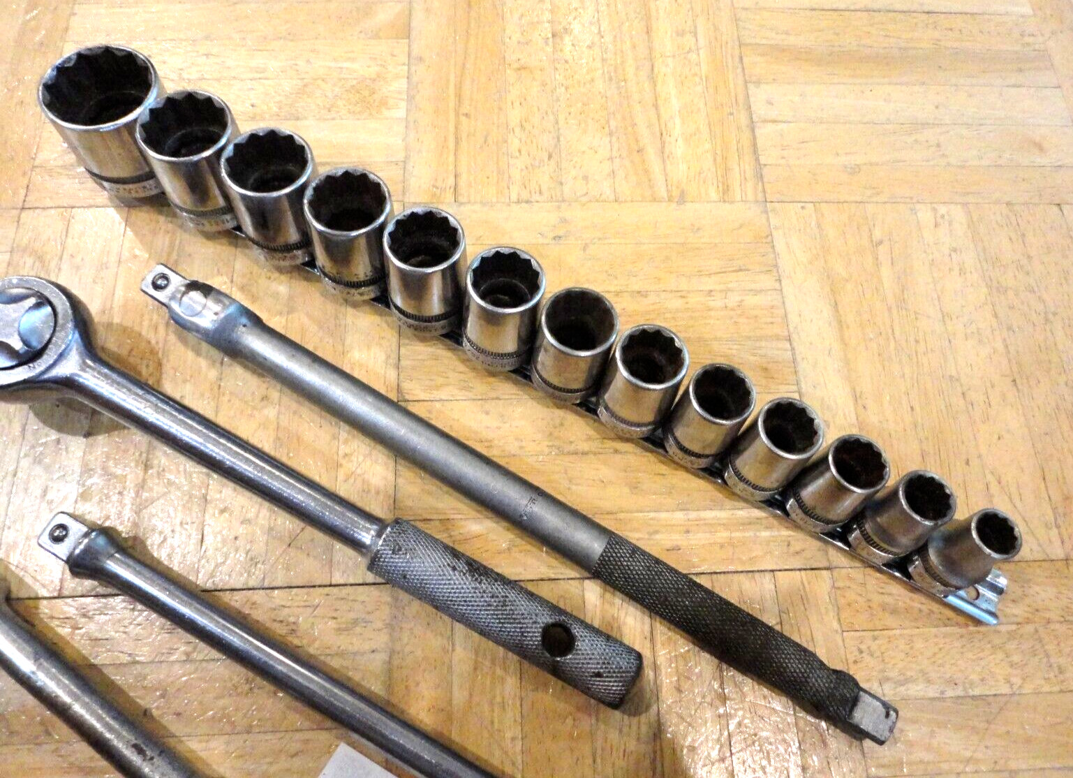 INDESTRO SUPER TOOLS 17 PIECE 1/2 DRIVE SAE. GENERAL SERVICE SET