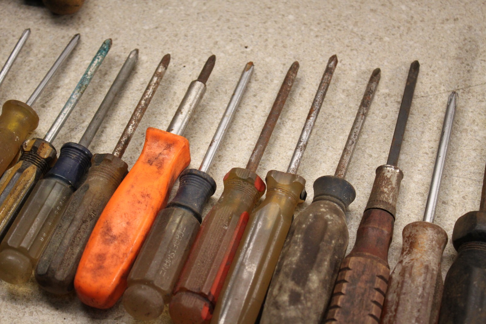 Lot Of Various Size Flat Head & Phillips Head Screwdrivers Vintage Old Tools9357