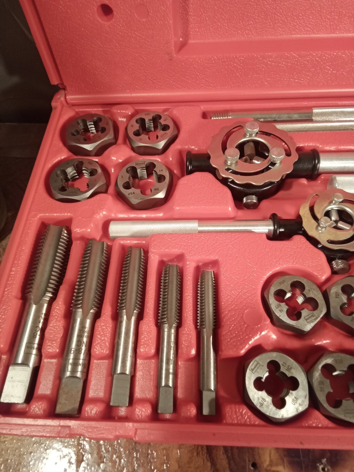 Irwin Hanson 97094 25 Piece Tap and Die Set 9/16 to 1″ Sizes