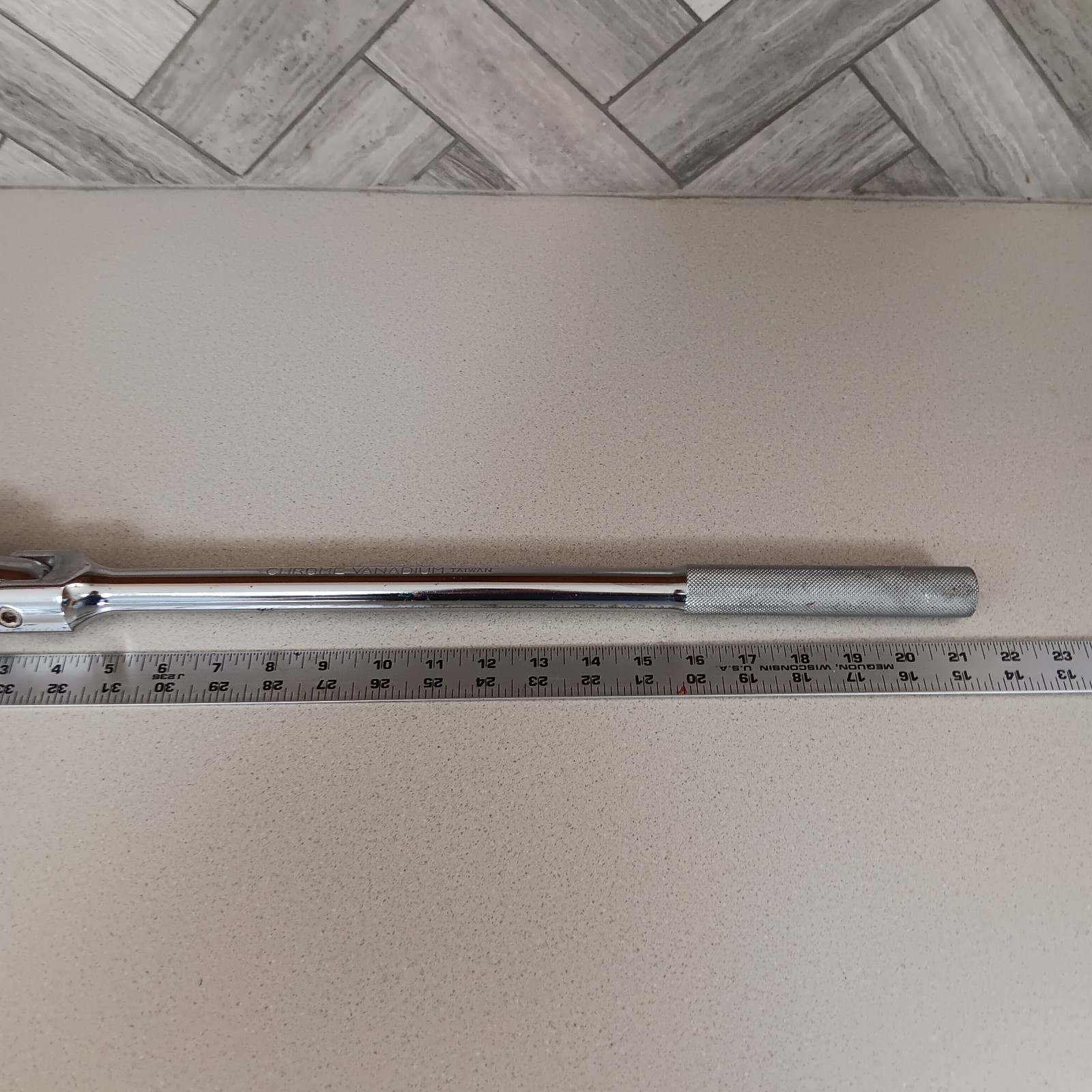 18″Drive Breaker Bar 1/2 Drive Flexible Head Chrome Vanadium Steel W/1.5″ Socket
