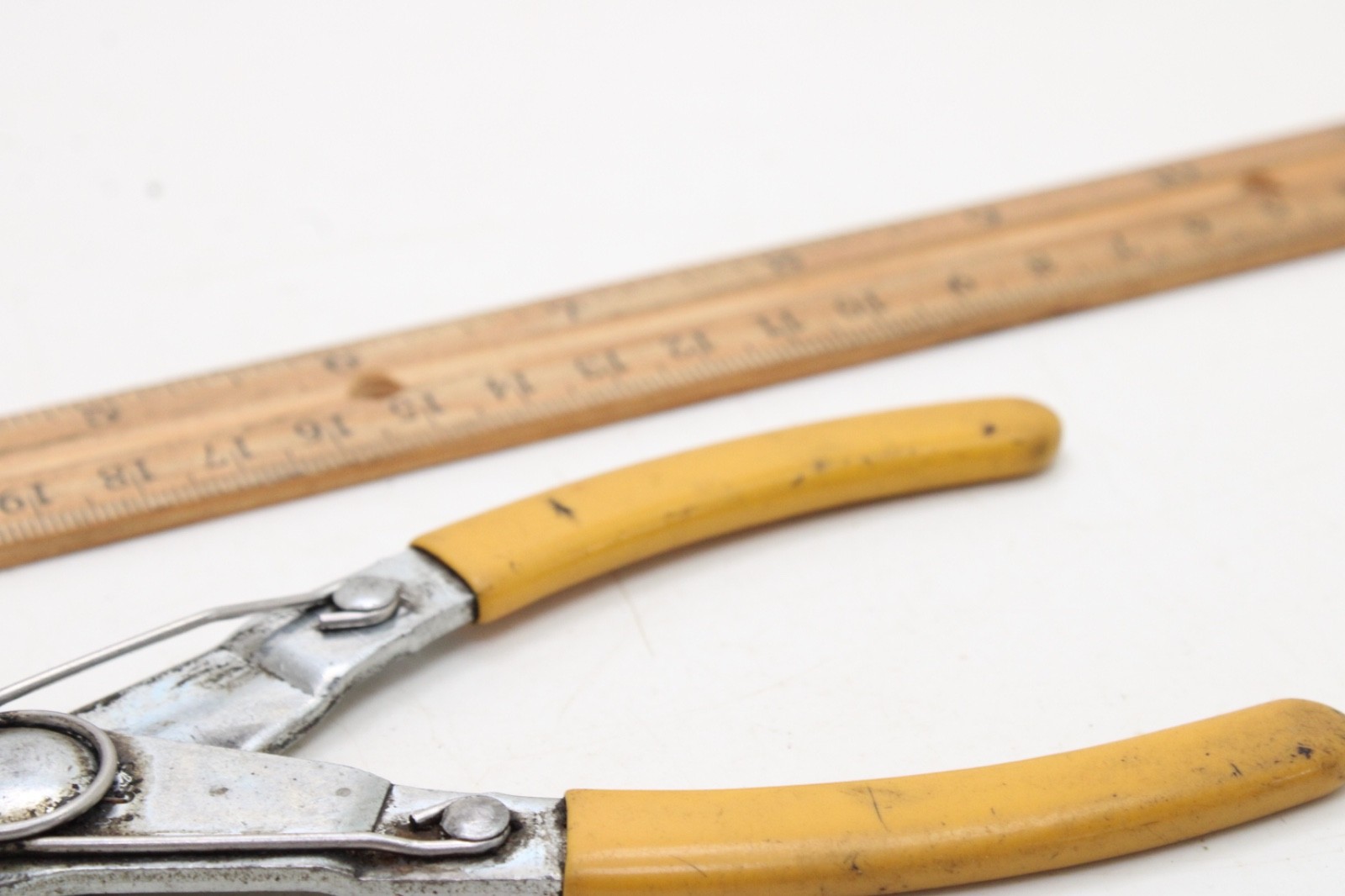 Unbranded 7″ Yellow Rubber Handle Spring Loaded External Snap Ring Pliers USA