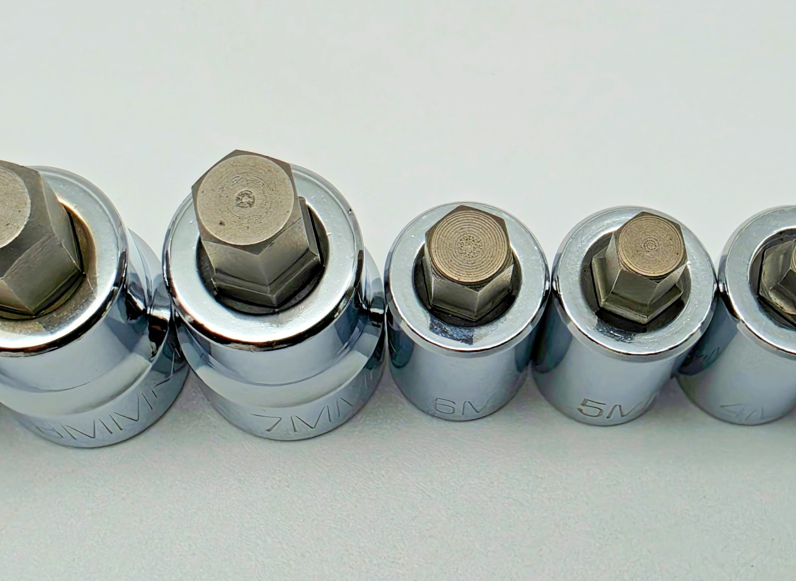 MATCO Tools SABXYSM8R 8 Piece Stubby Hex Socket Set 1/4″-3/8″ Drive 3-10MM