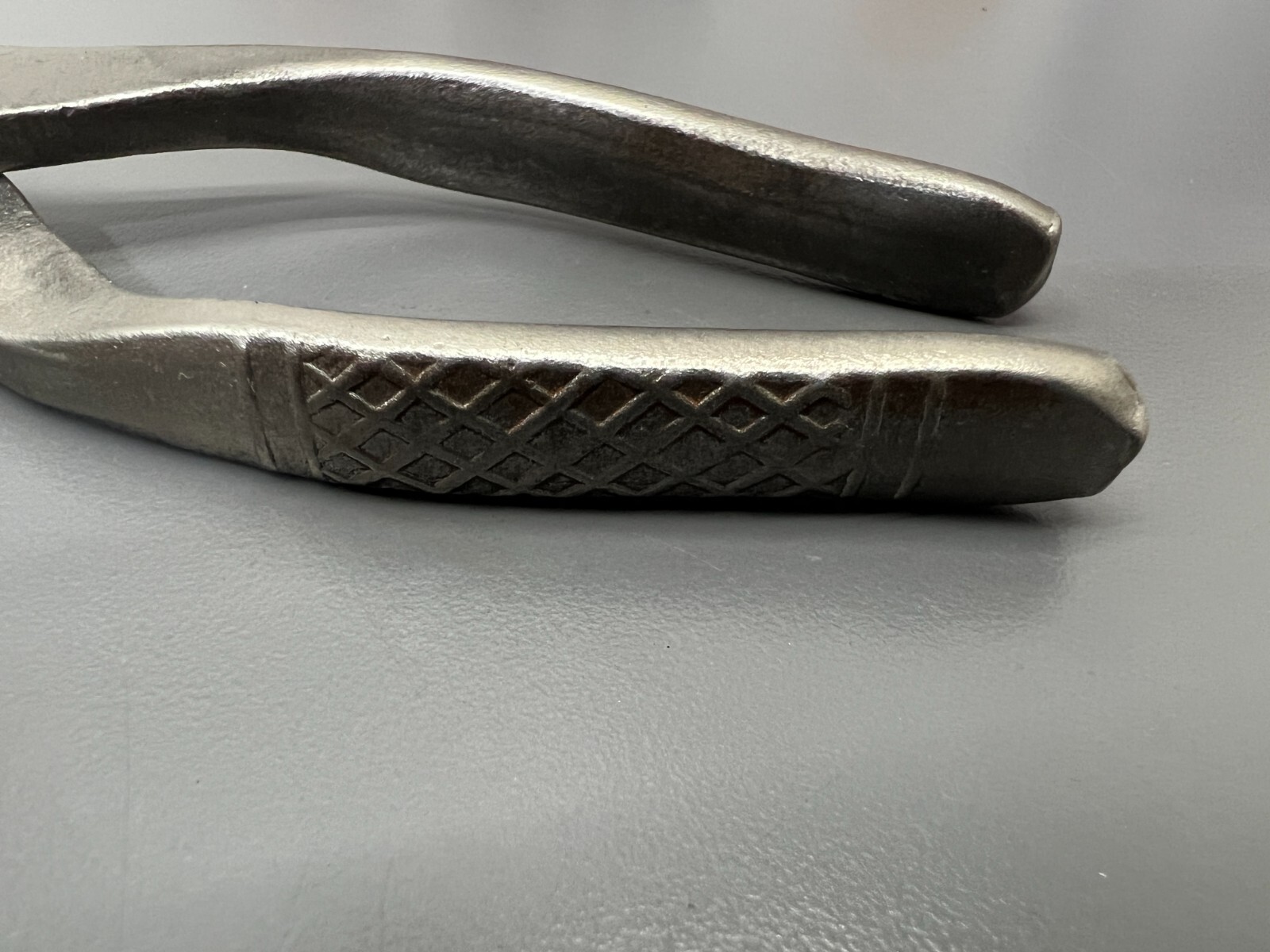 (H) VINTAGE UNBRANDED 6″ FLAT THIN NOSE SLIP JOINT PLIERS – TEXTURED GRIPS – USA